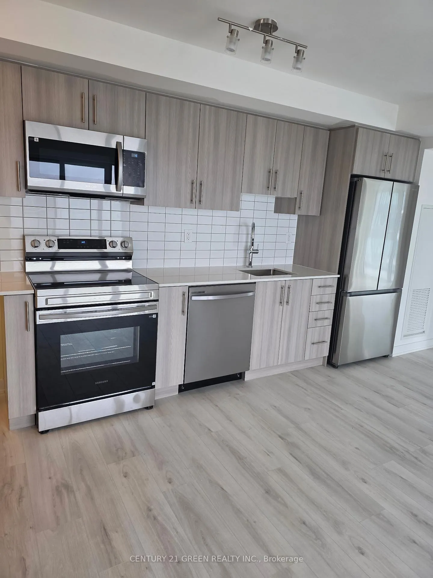 Photo 4 of Unit 1511, 1010 Sandy Beach Road, Pickering, Bay Ridges — HOMEH