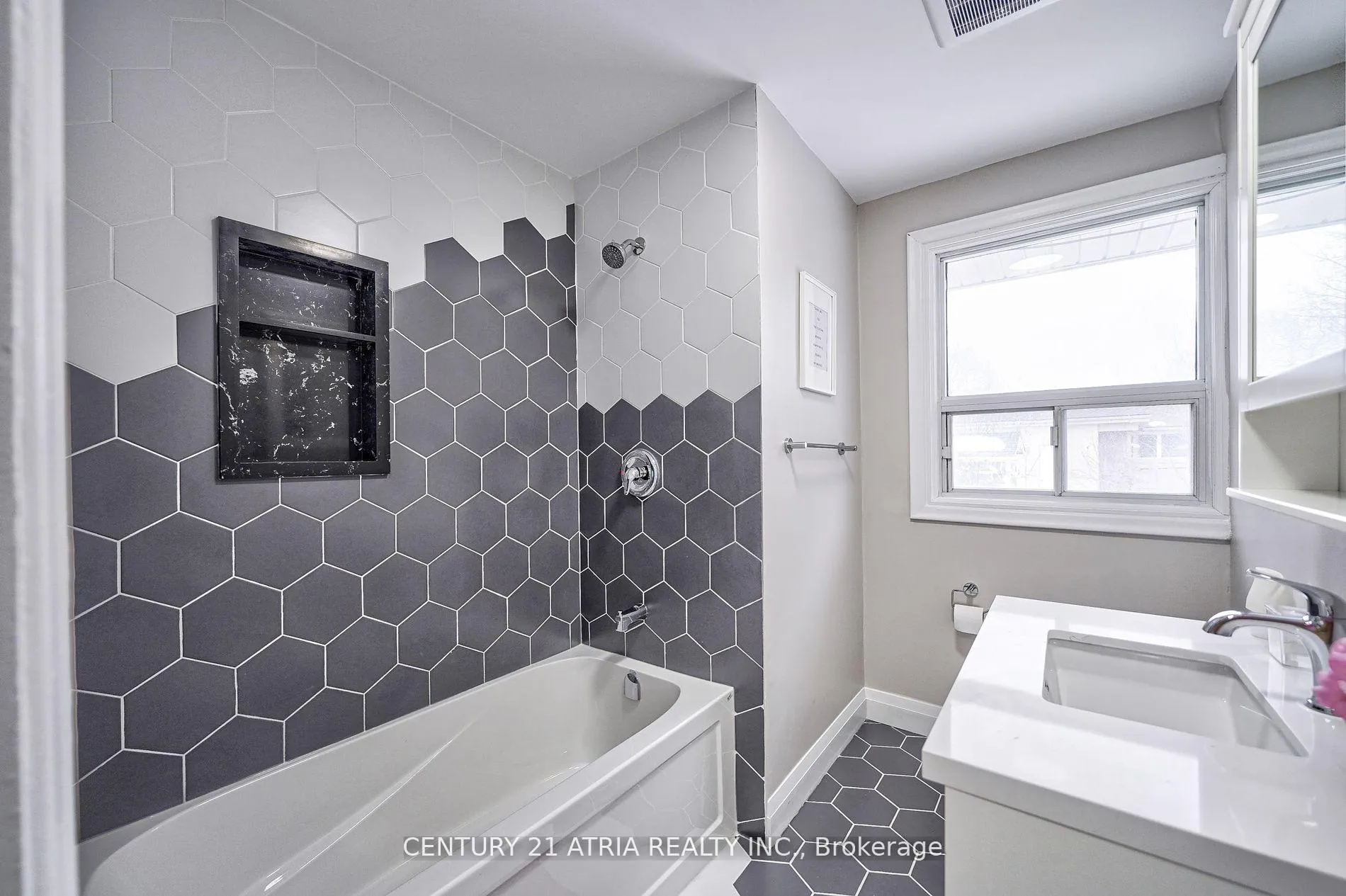 Photo 21 of 386 Paliser Crescent N, Richmond Hill, Harding — HOMEH