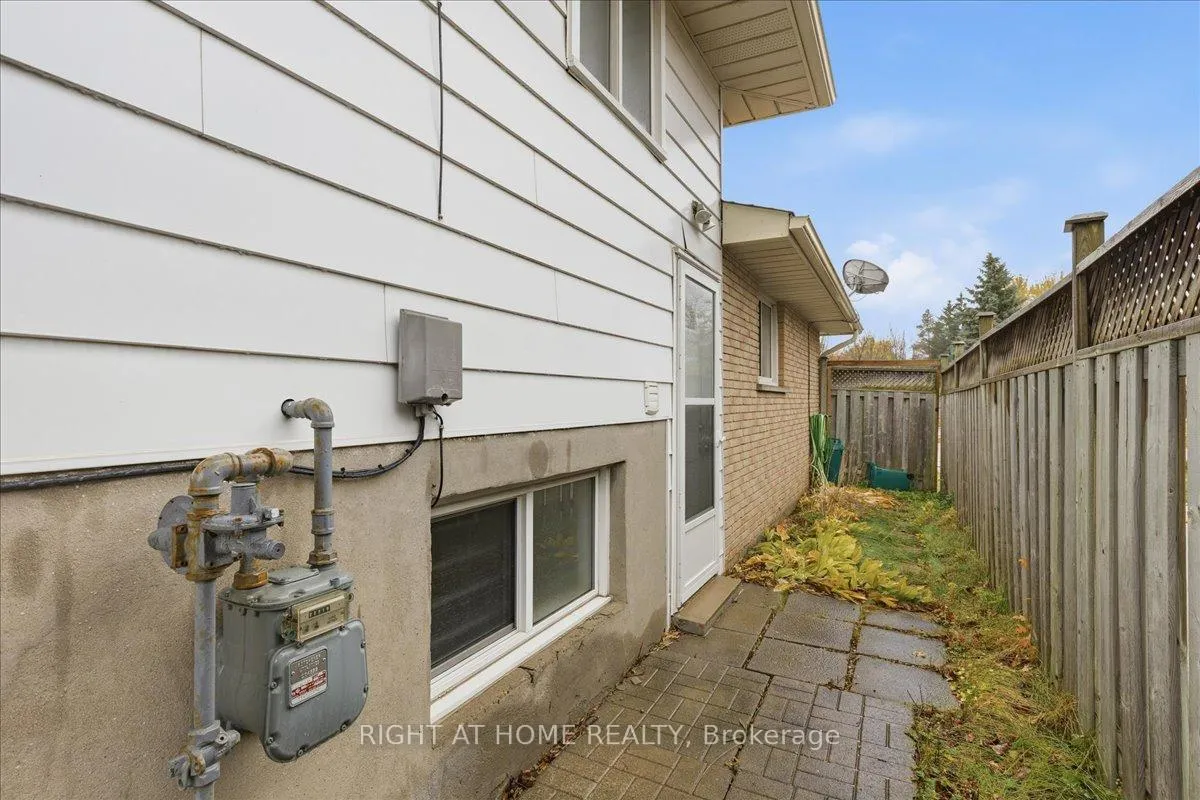 Photo 37 of 82 Farrier Drive, Kitchener — HOMEH