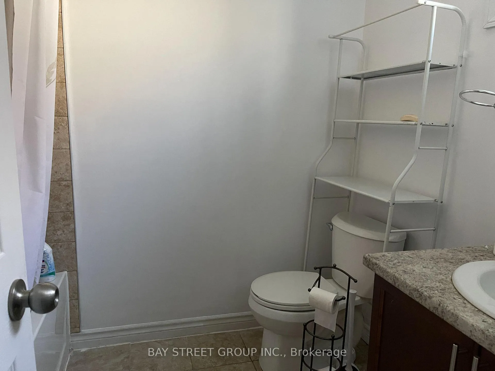 Photo 13 of 172 Darlington Drive, Hamilton, Gilbert — HOMEH