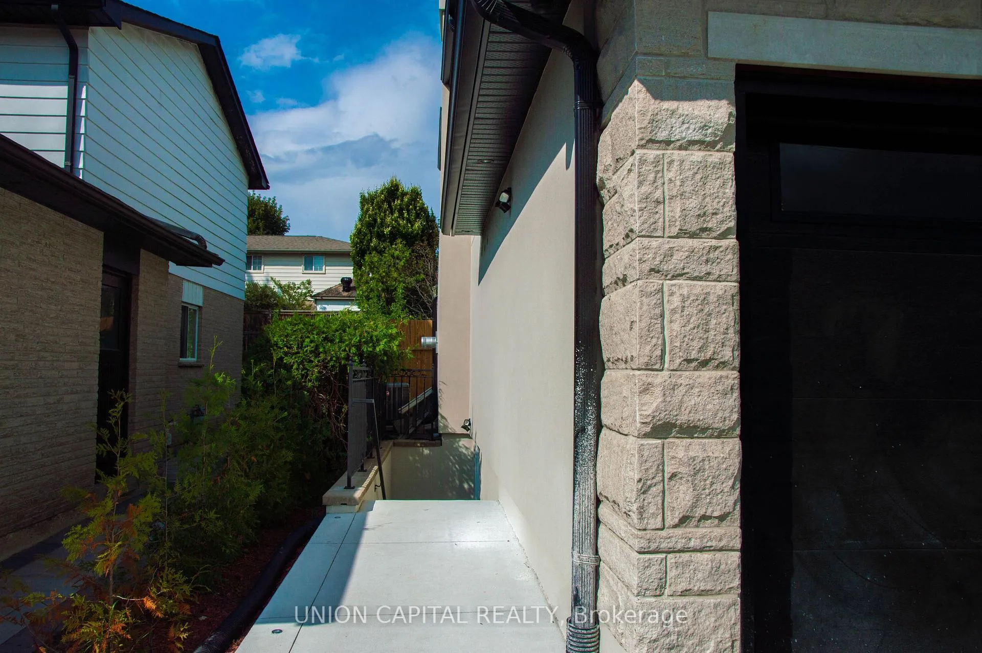 Photo 3 of 108 Kirk Drive, Markham, Royal Orchard — HOMEH