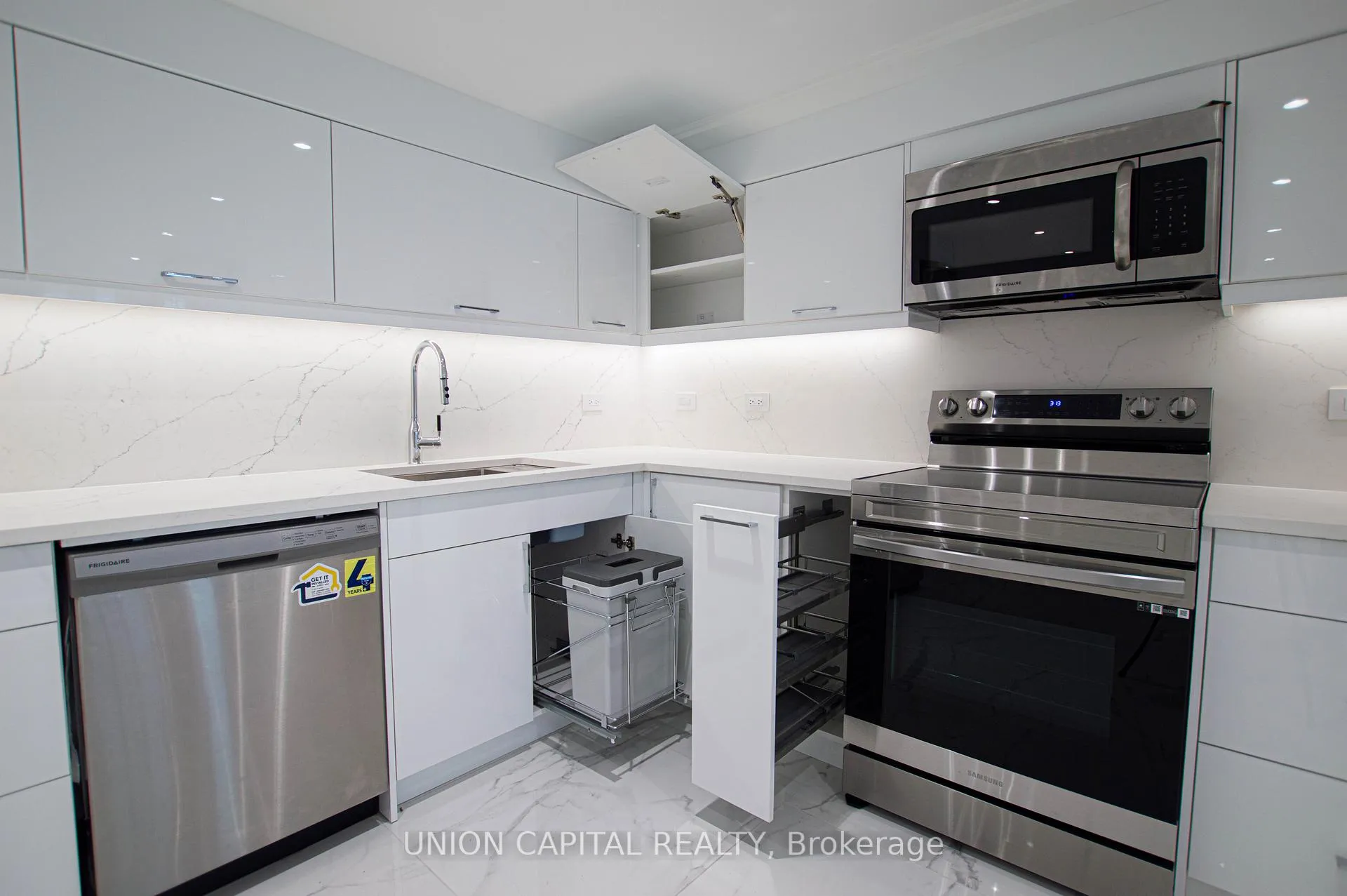 Photo 7 of 108 Kirk Drive, Markham, Royal Orchard — HOMEH