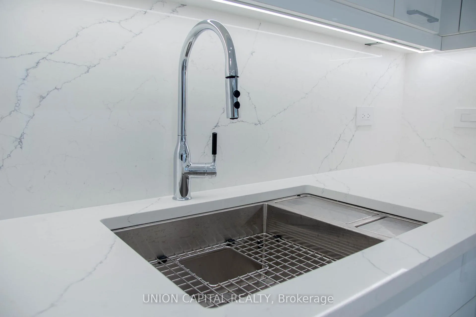 Photo 8 of 108 Kirk Drive, Markham, Royal Orchard — HOMEH