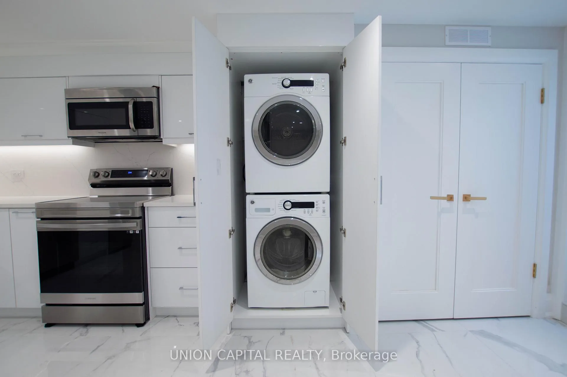 Photo 10 of 108 Kirk Drive, Markham, Royal Orchard — HOMEH