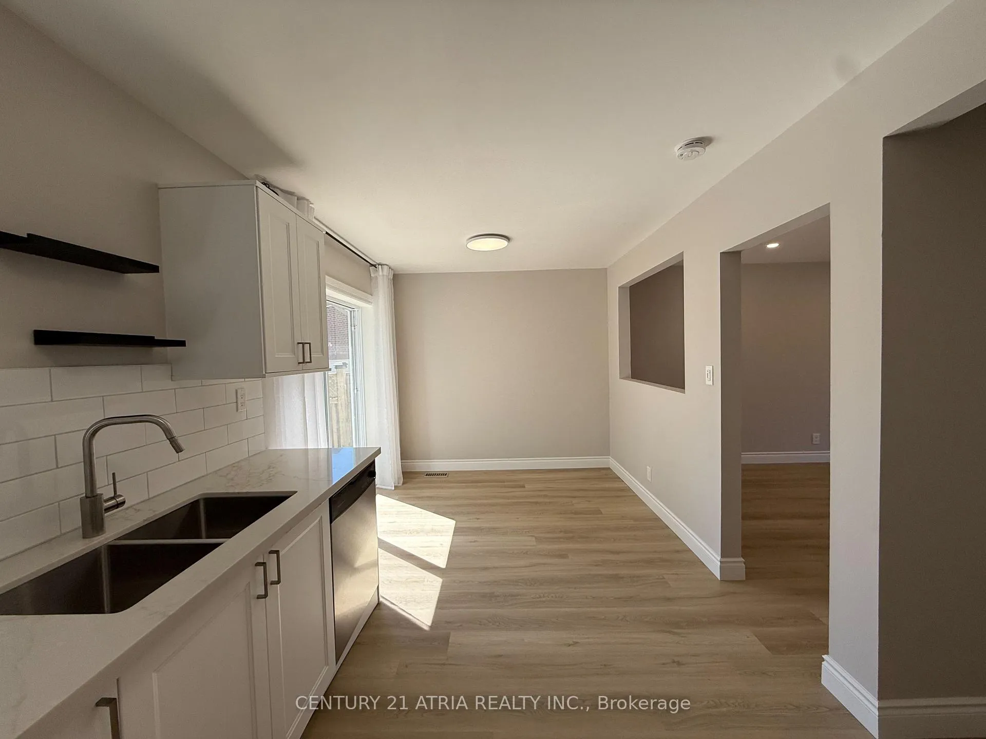 Photo 4 of Unit Main, 801 Krosno Boulevard, Pickering, Bay Ridges — HOMEH