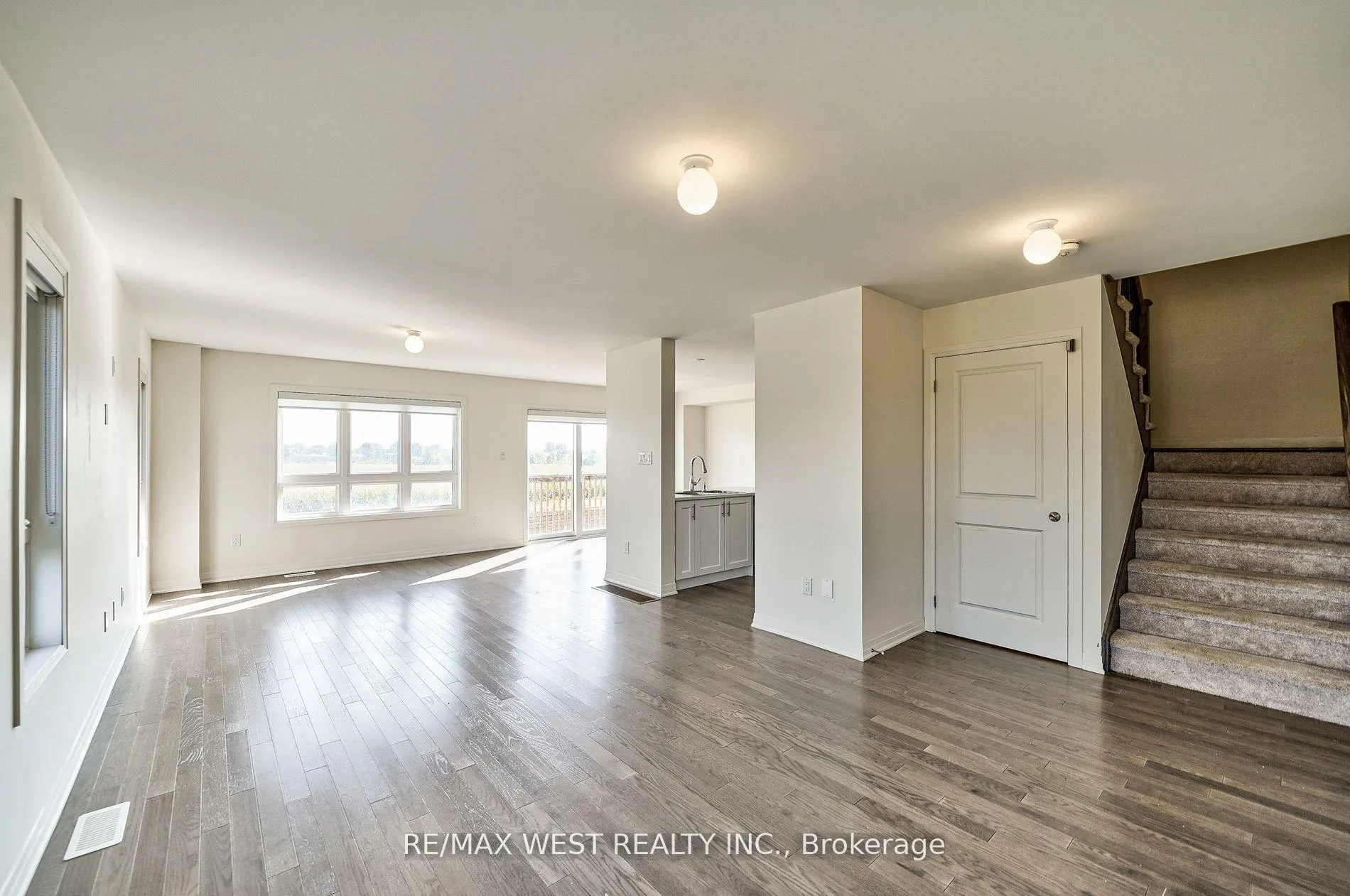 Photo 2 of 100 Sailors Landing, Clarington, Bowmanville — HOMEH