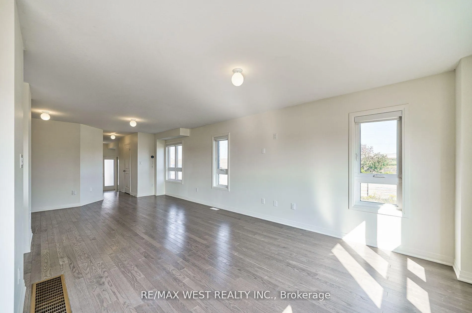 Photo 10 of 100 Sailors Landing, Clarington, Bowmanville — HOMEH