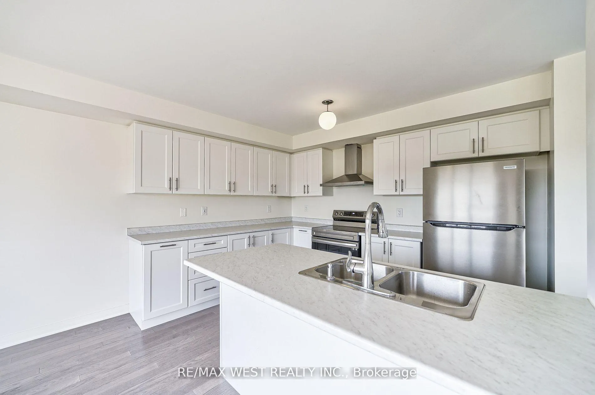 Photo 11 of 100 Sailors Landing, Clarington, Bowmanville — HOMEH