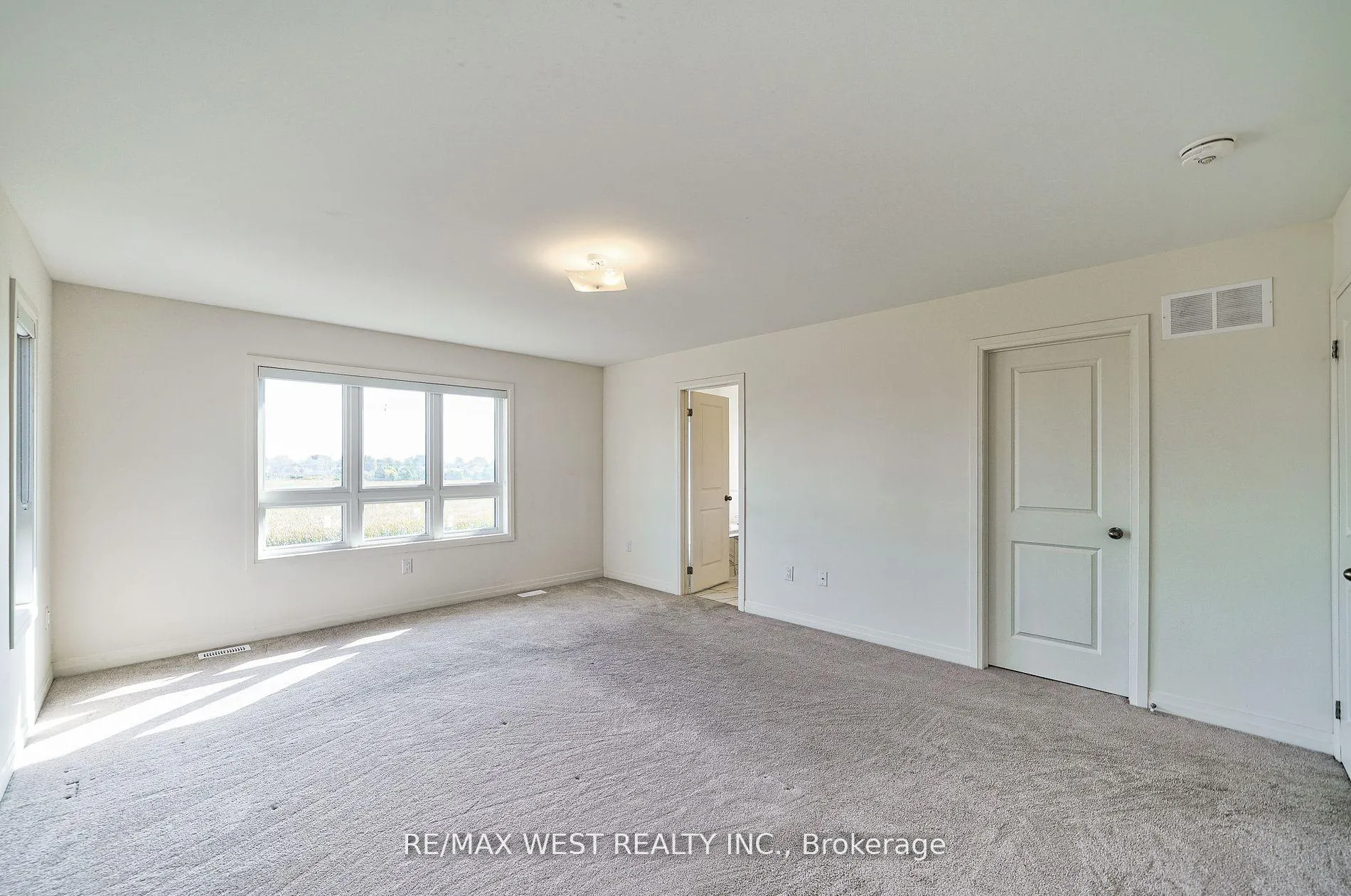 Photo 17 of 100 Sailors Landing, Clarington, Bowmanville — HOMEH