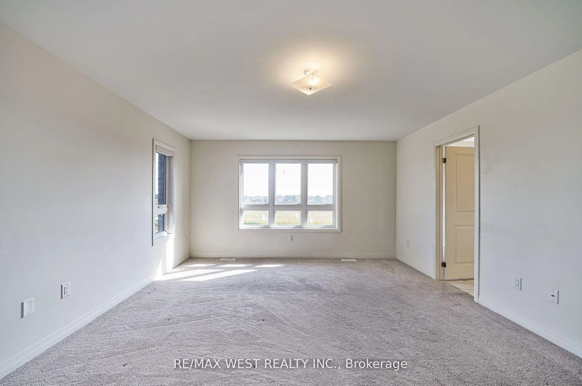 Photo 19 of 100 Sailors Landing, Clarington, Bowmanville — HOMEH