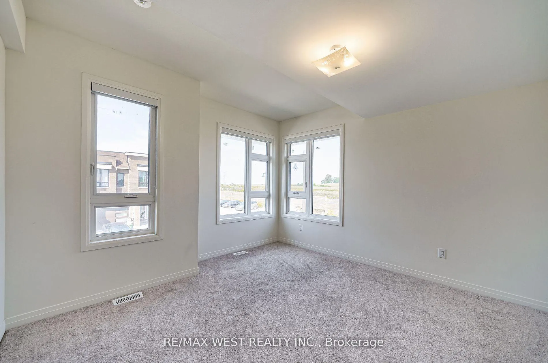 Photo 27 of 100 Sailors Landing, Clarington, Bowmanville — HOMEH