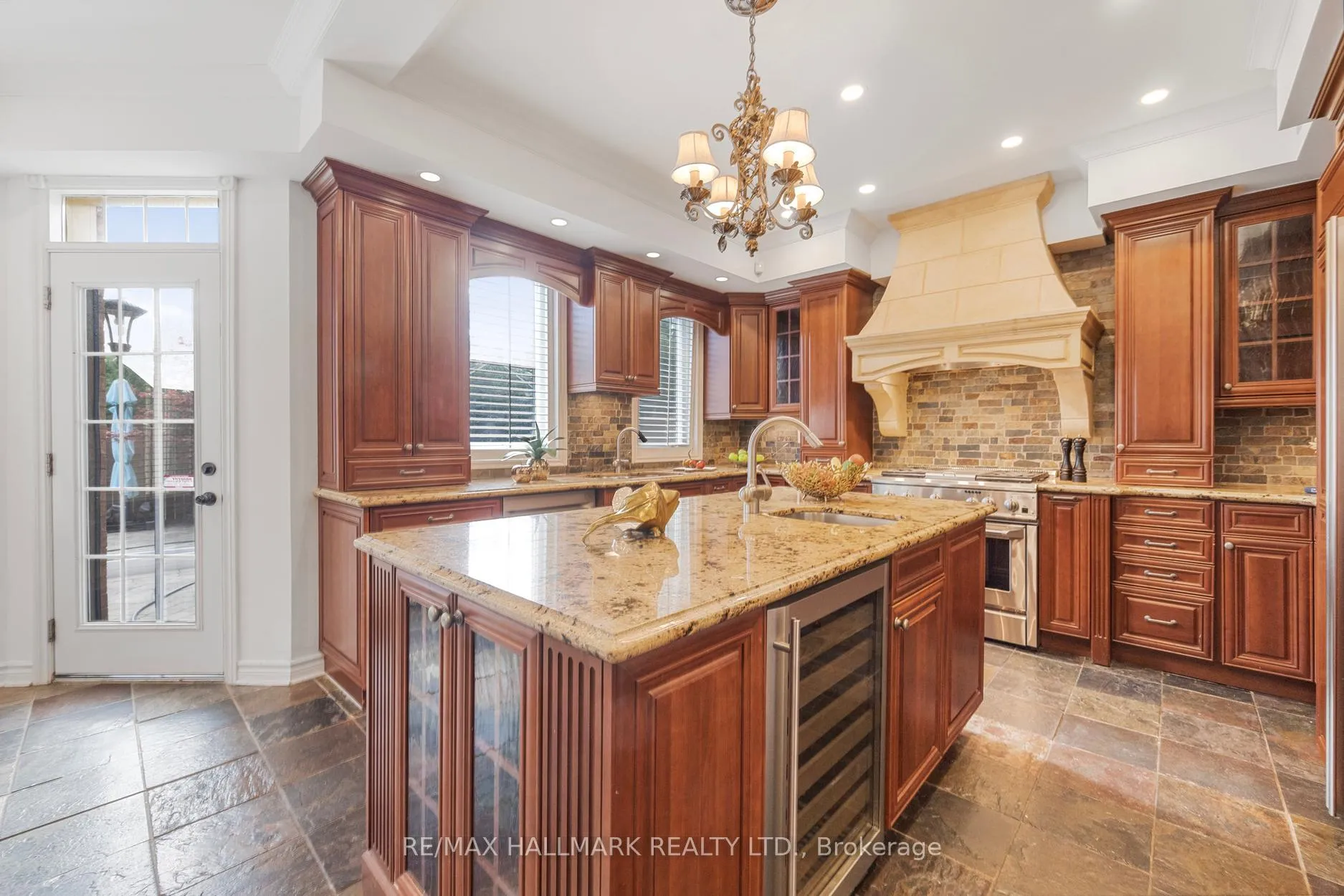 Photo 17 of 59 Oatlands Crescent, Richmond Hill, Mill Pond — HOMEH