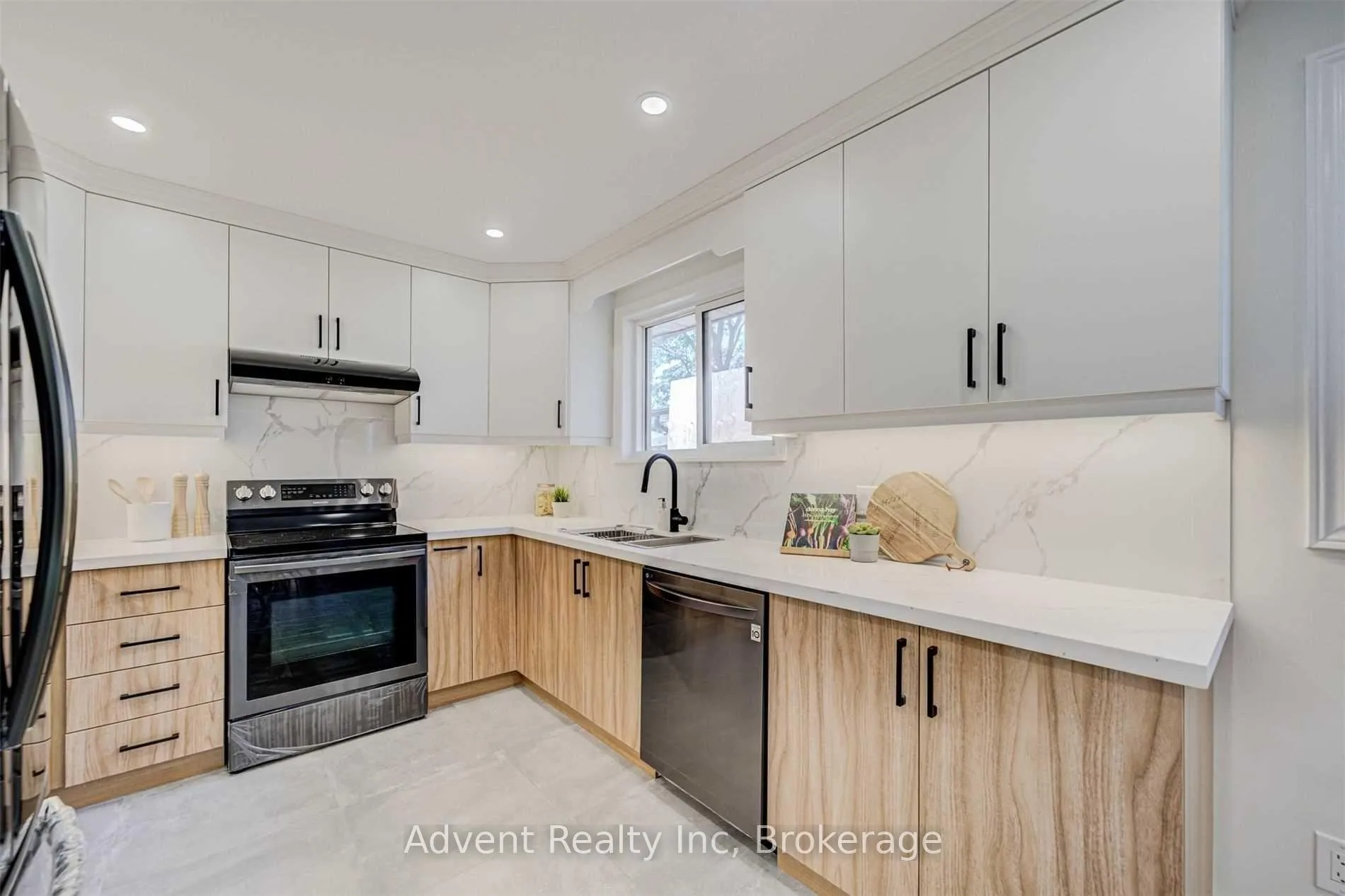 Photo 10 of 99 Fred Varley Drive, Markham, Unionville — HOMEH