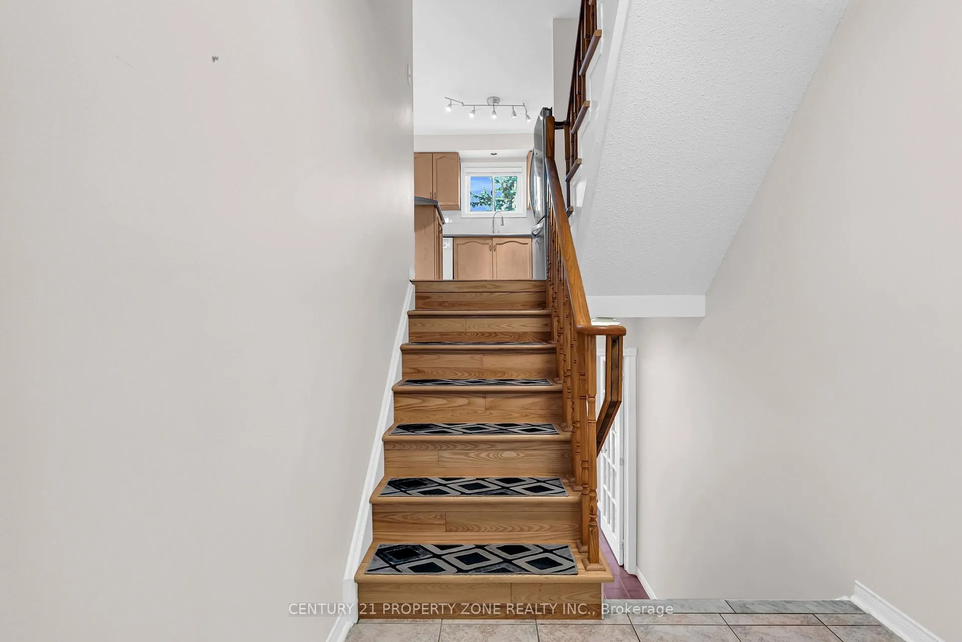 Photo 8 of 63 Kelso Crescent, Vaughan, Maple — HOMEH