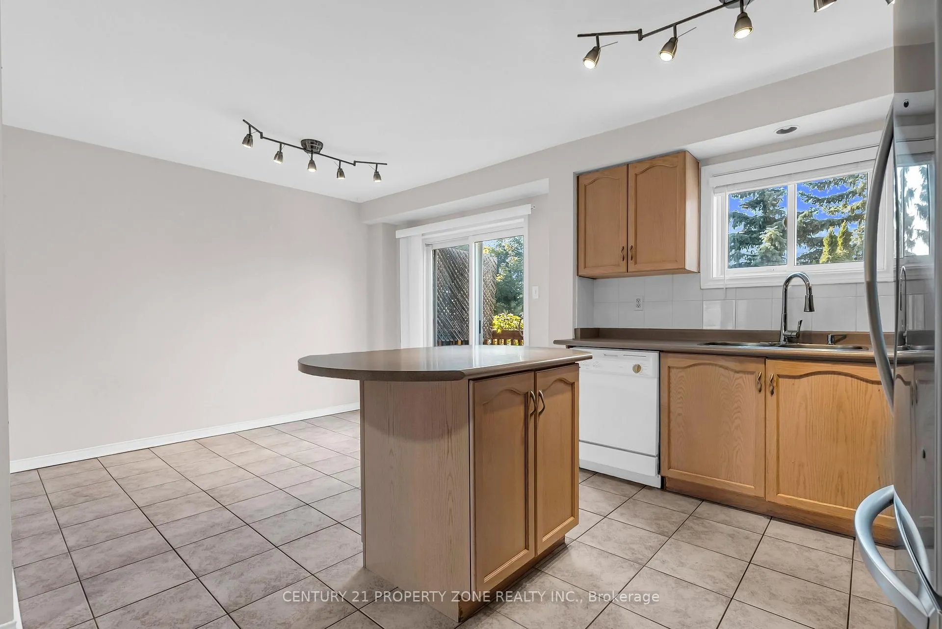 Photo 10 of 63 Kelso Crescent, Vaughan, Maple — HOMEH