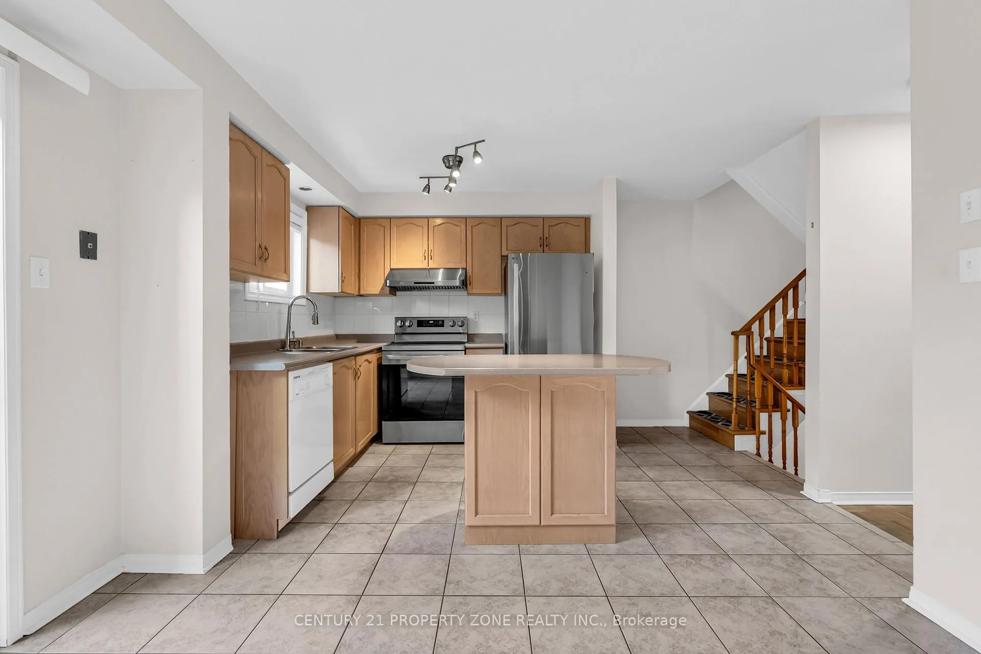 Photo 12 of 63 Kelso Crescent, Vaughan, Maple — HOMEH