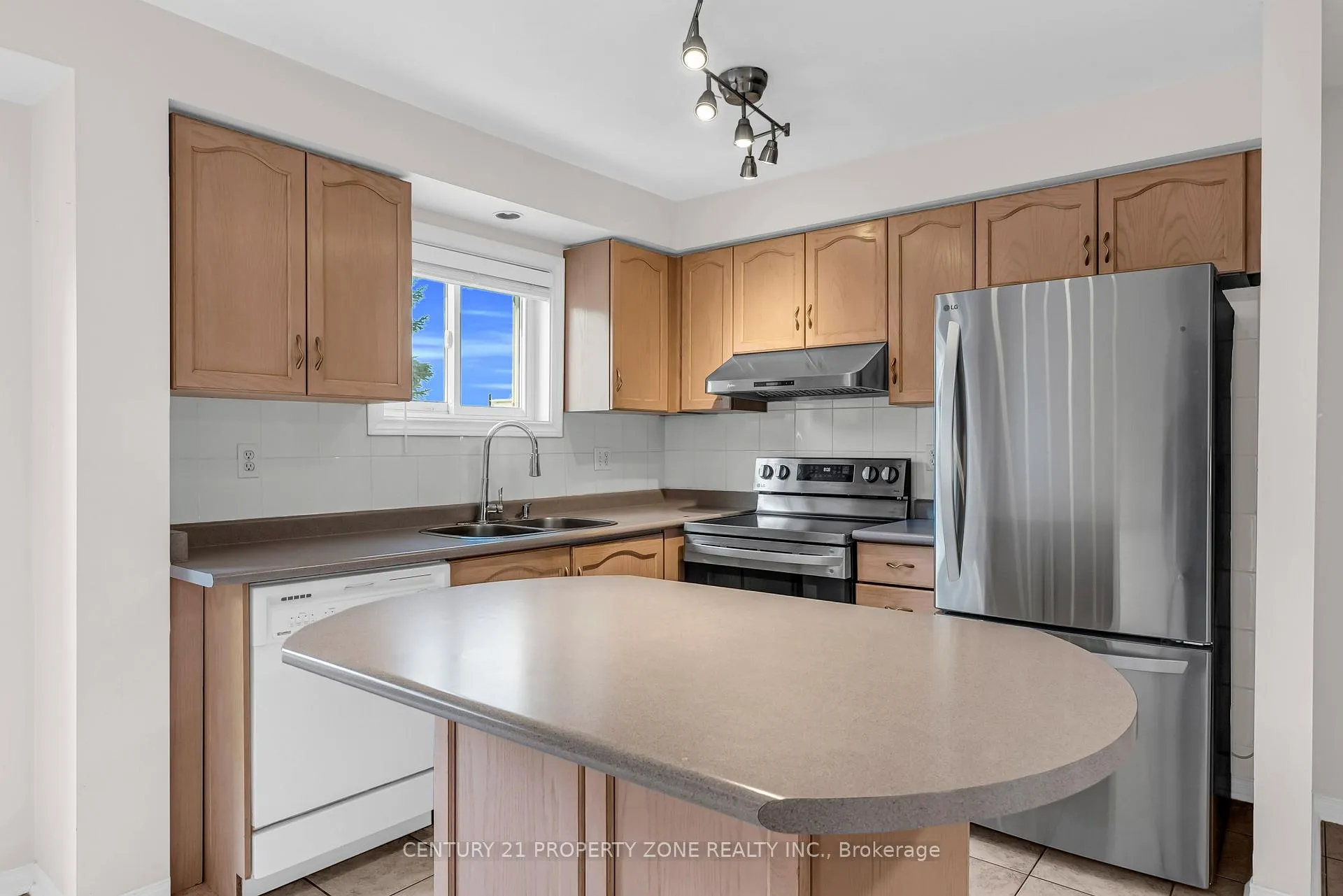 Photo 14 of 63 Kelso Crescent, Vaughan, Maple — HOMEH