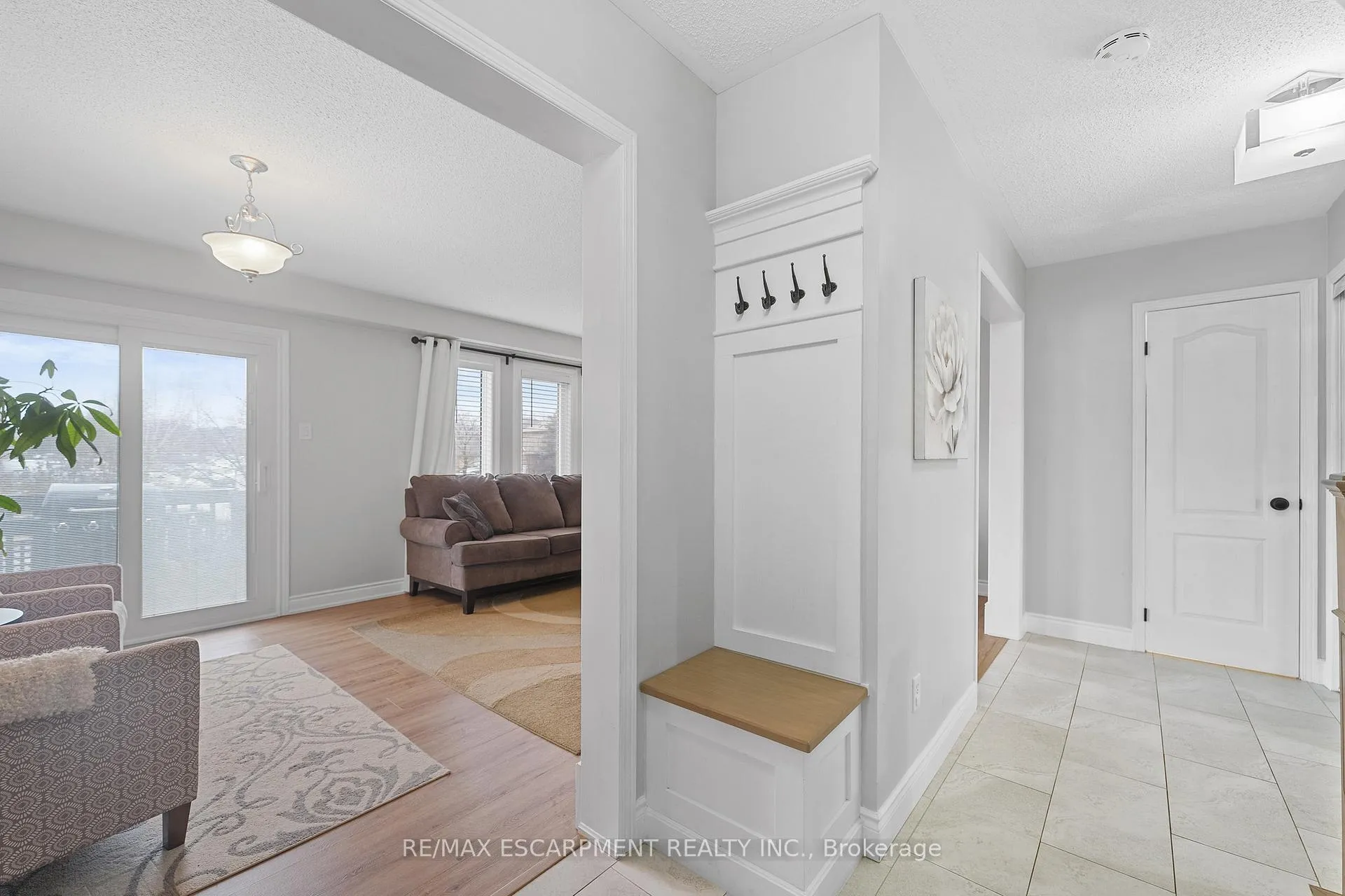 Photo 2 of 100 Rockhaven Lane, Hamilton, Waterdown — HOMEH