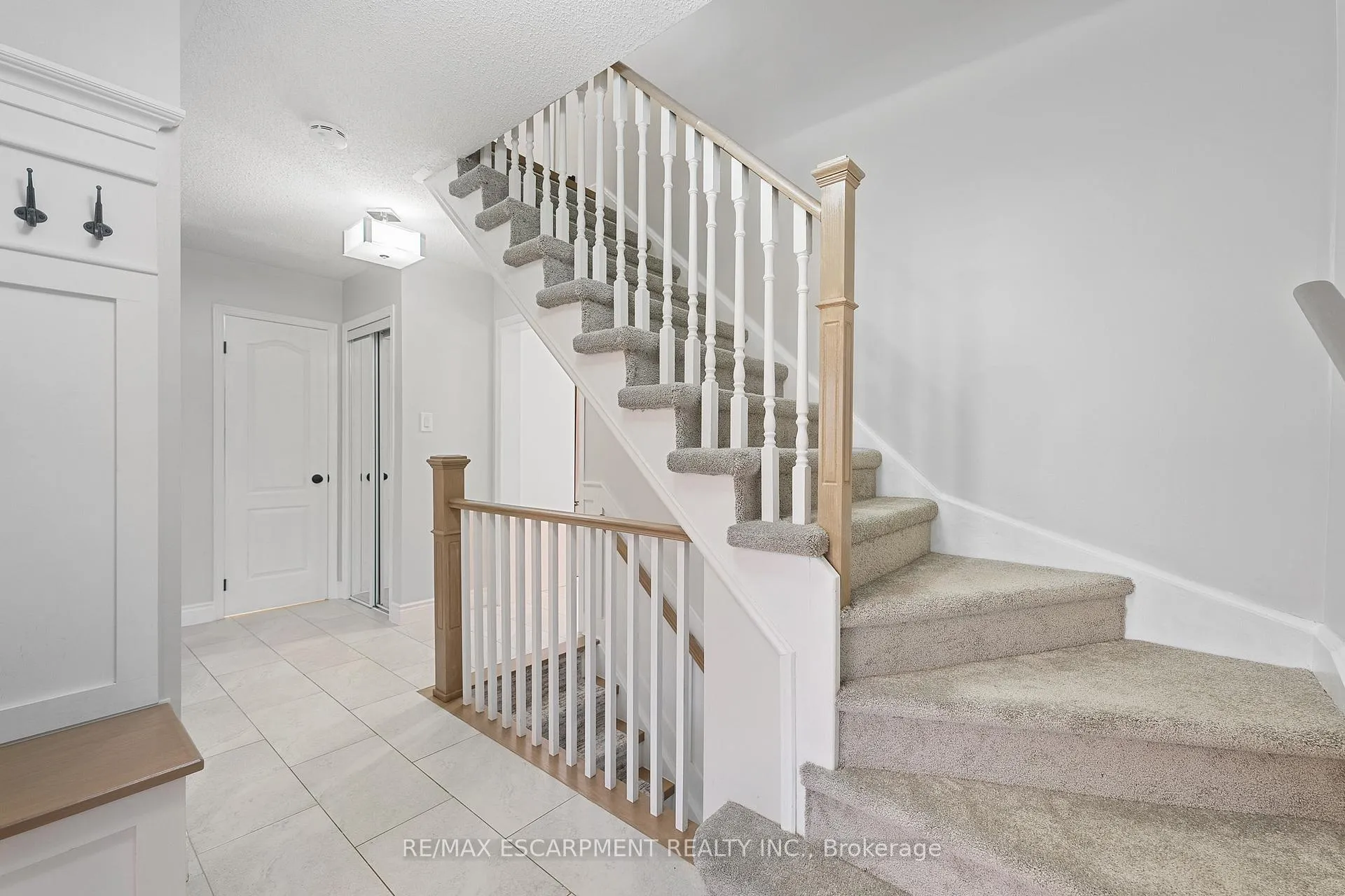 Photo 3 of 100 Rockhaven Lane, Hamilton, Waterdown — HOMEH