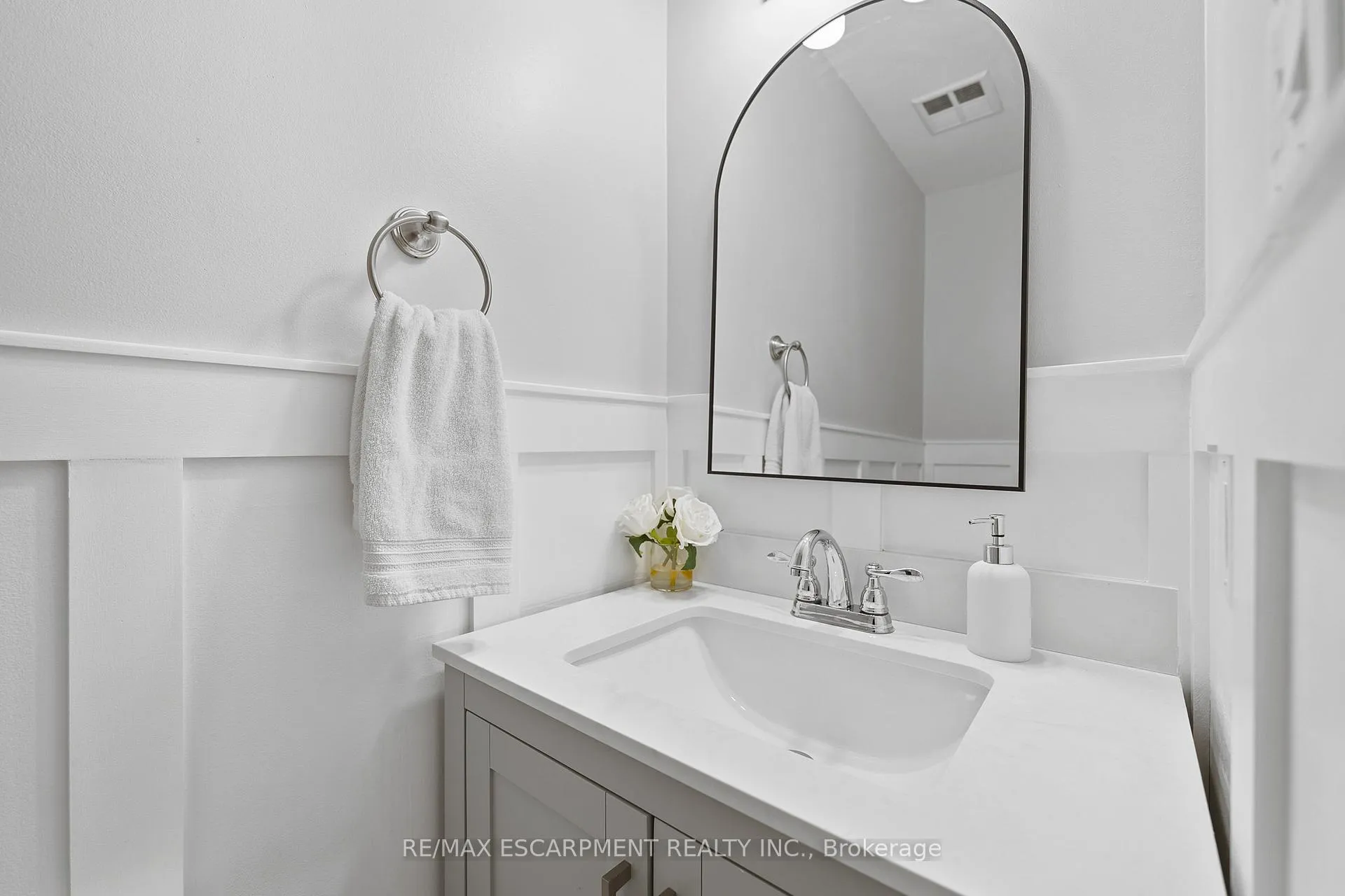 Photo 10 of 100 Rockhaven Lane, Hamilton, Waterdown — HOMEH