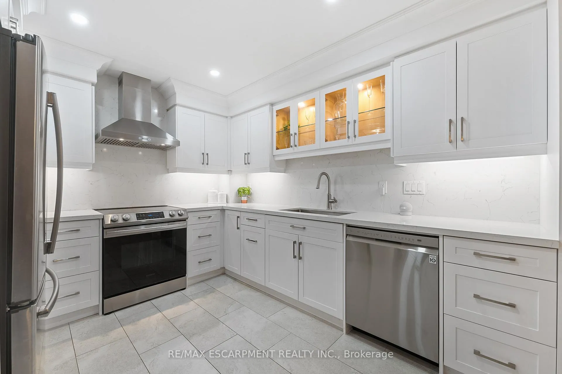 Photo 11 of 100 Rockhaven Lane, Hamilton, Waterdown — HOMEH