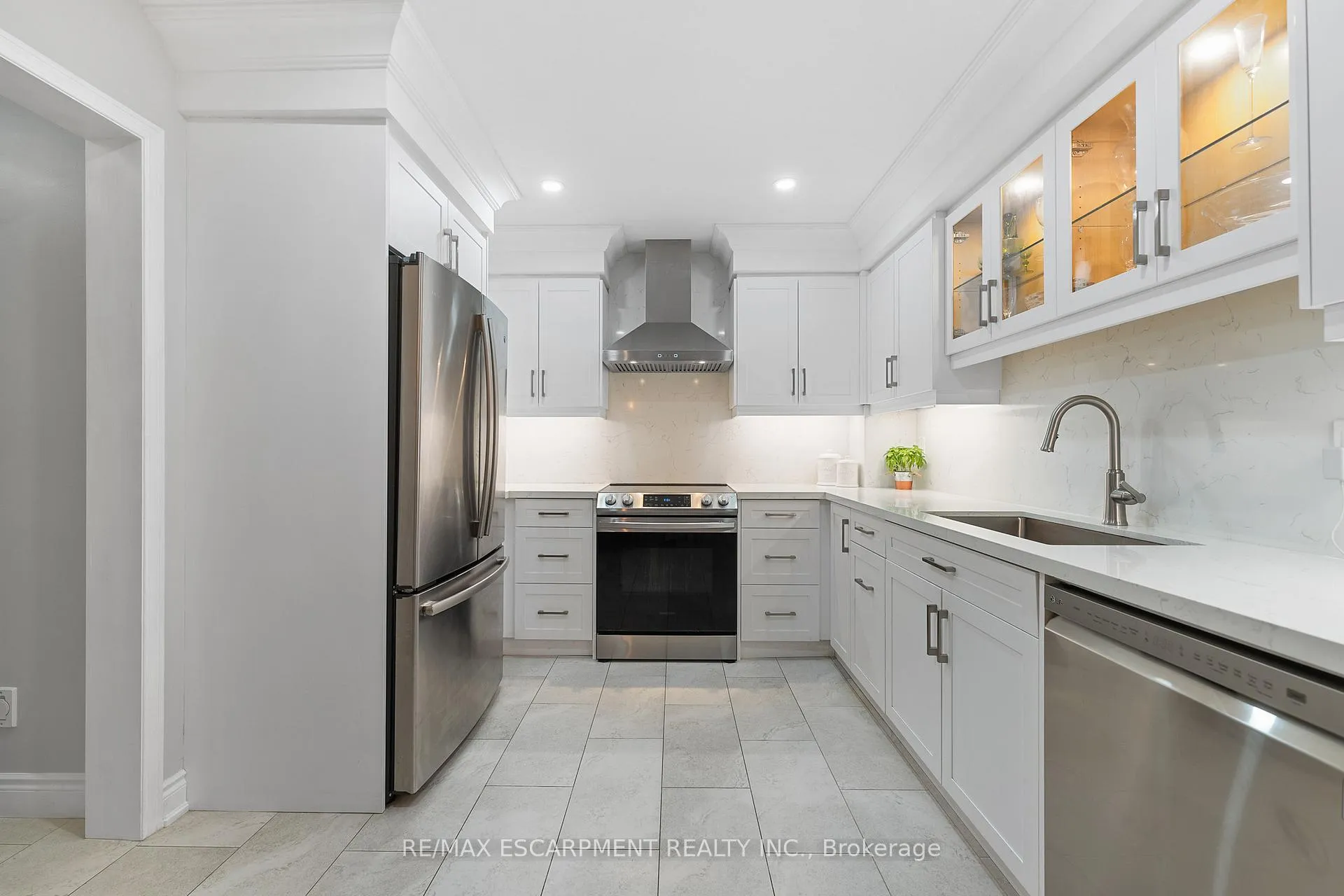 Photo 13 of 100 Rockhaven Lane, Hamilton, Waterdown — HOMEH