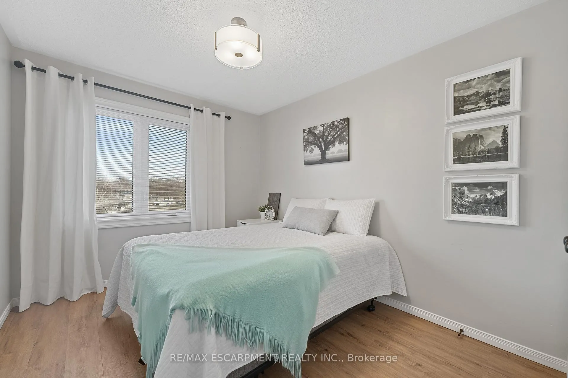Photo 24 of 100 Rockhaven Lane, Hamilton, Waterdown — HOMEH