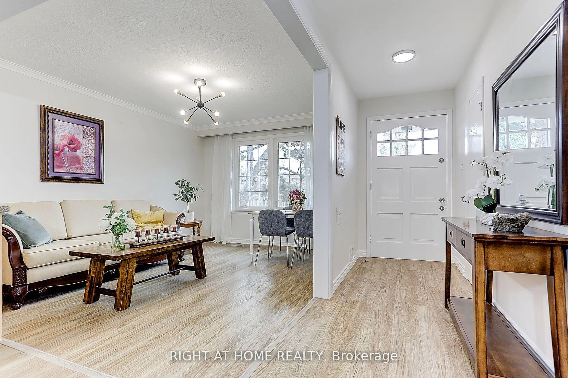 Photo 2 of 216 Steeles Avenue E, Markham, Grandview — HOMEH