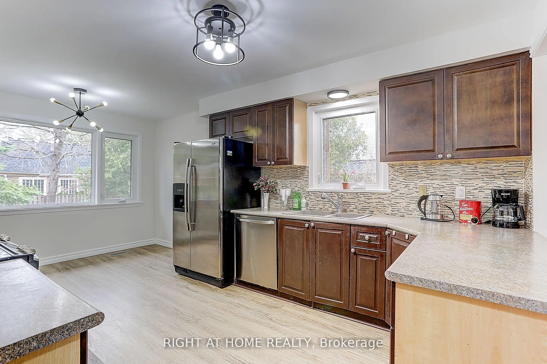 Photo 3 of 216 Steeles Avenue E, Markham, Grandview — HOMEH