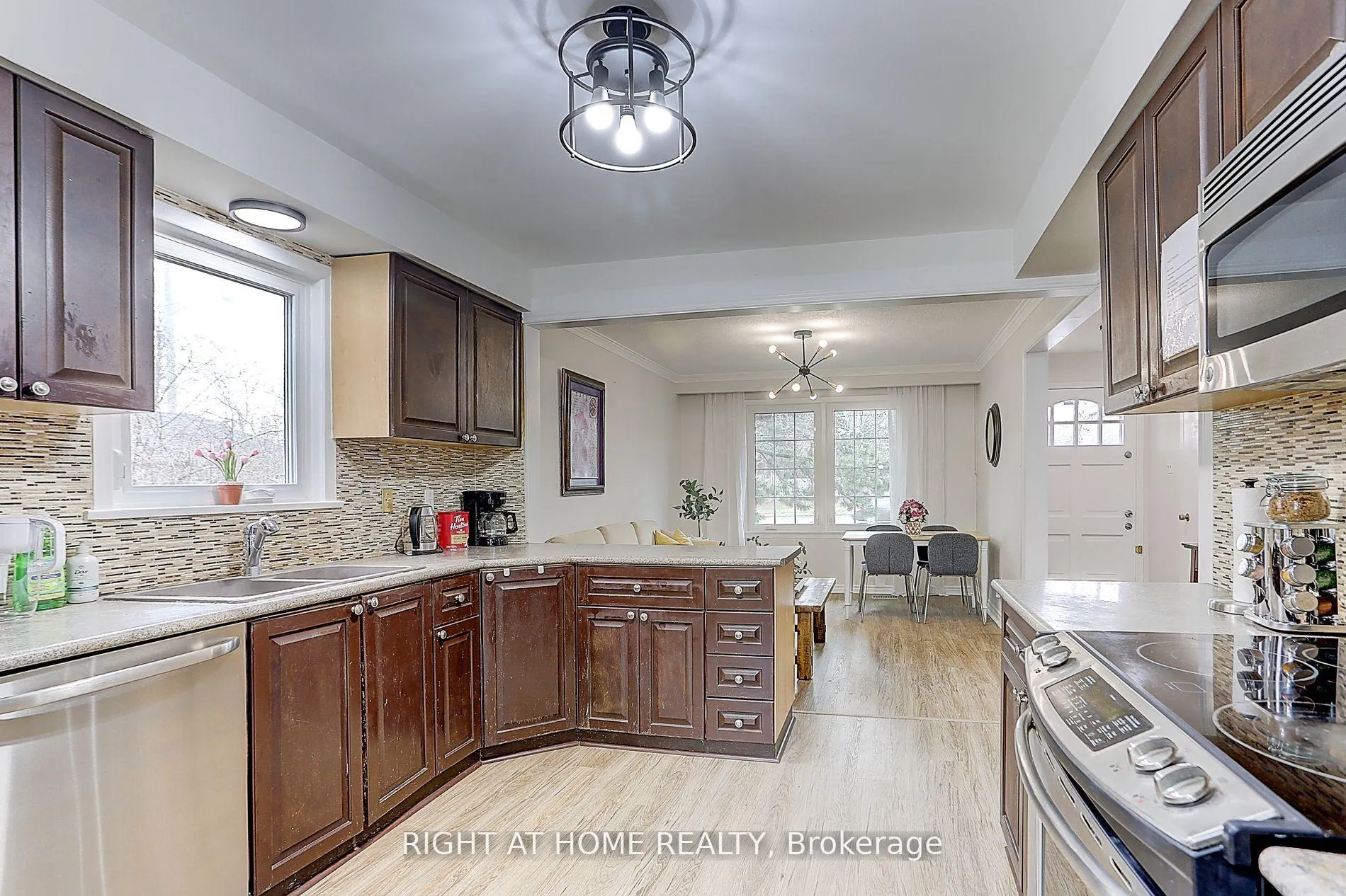 Photo 4 of 216 Steeles Avenue E, Markham, Grandview — HOMEH