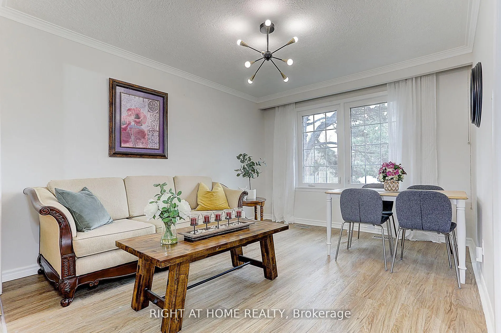 Photo 6 of 216 Steeles Avenue E, Markham, Grandview — HOMEH