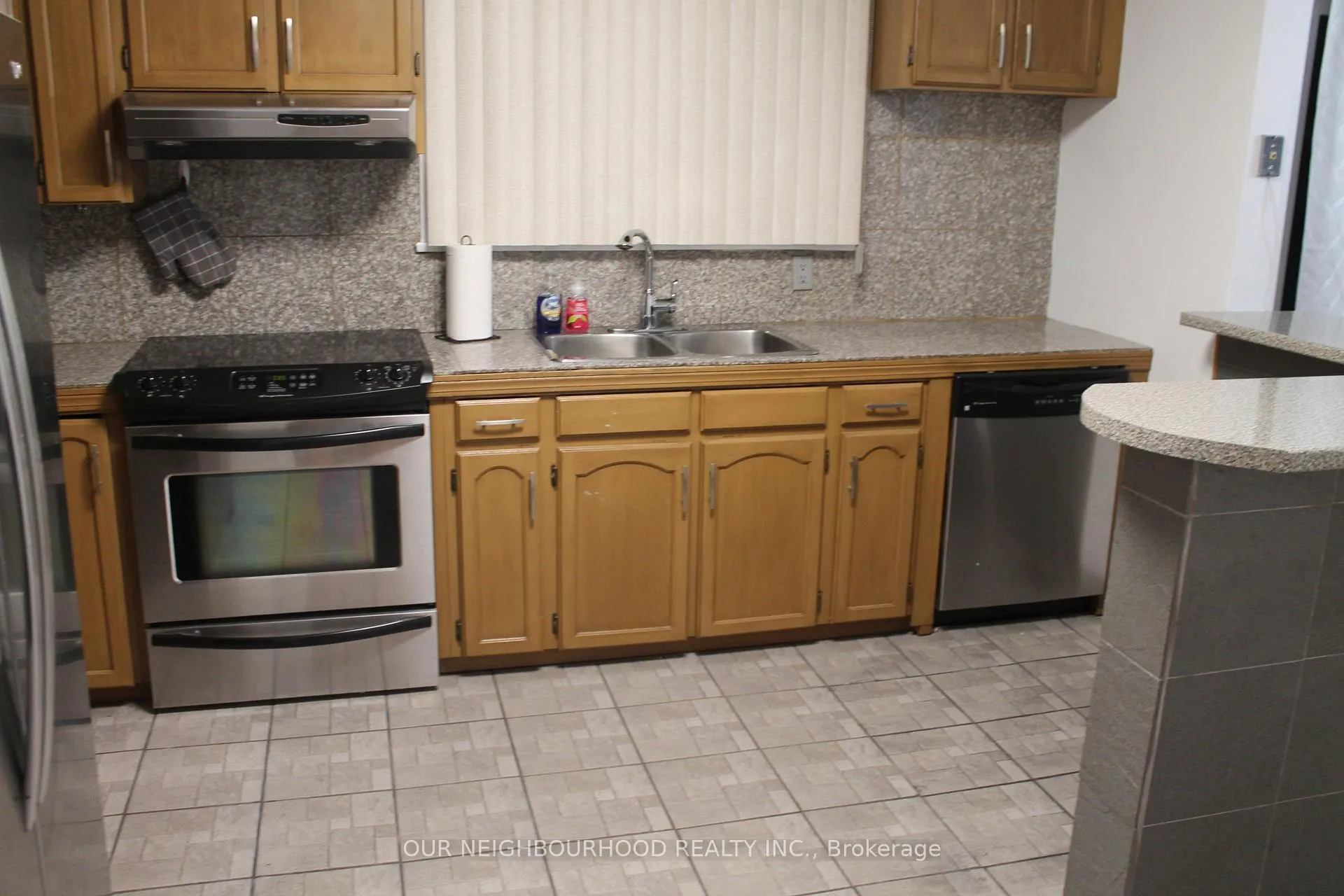 Photo 2 of 220 Niagara Street, St. Catharines — HOMEH