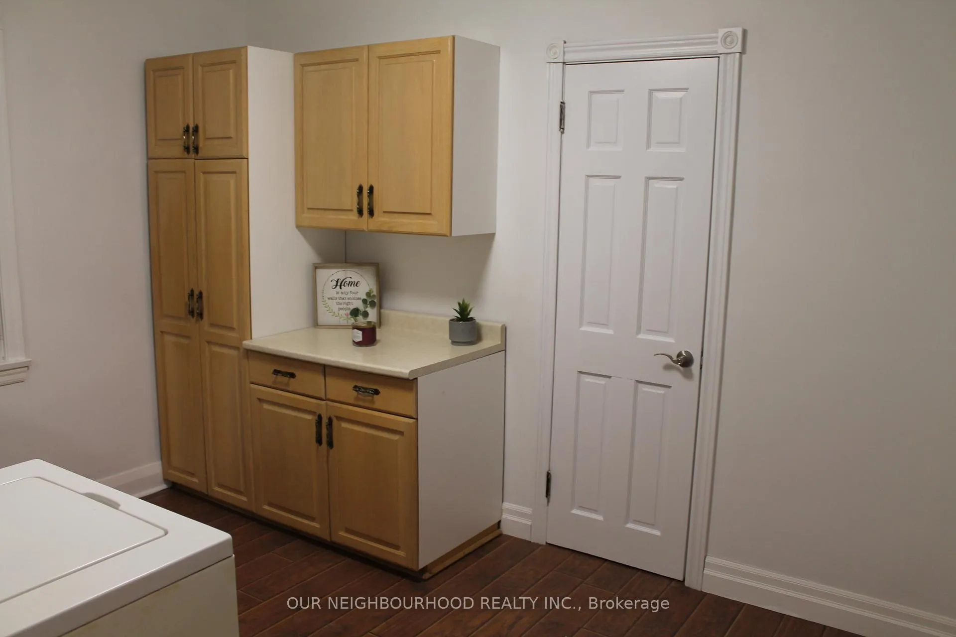 Photo 5 of 220 Niagara Street, St. Catharines — HOMEH
