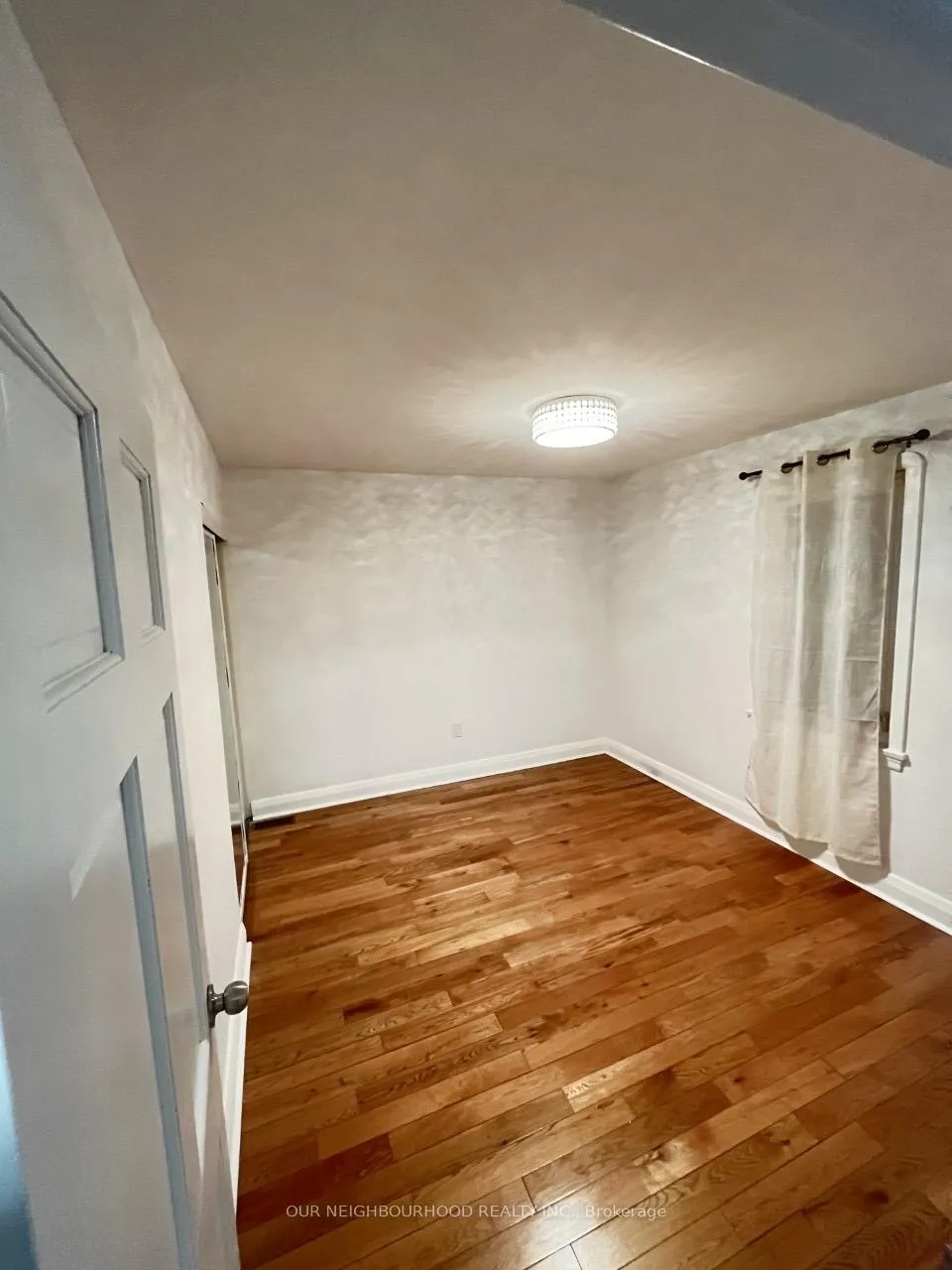 Photo 15 of 220 Niagara Street, St. Catharines — HOMEH