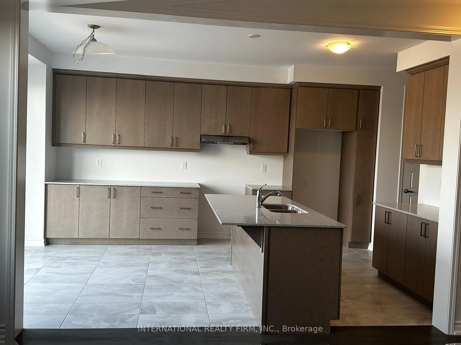 Photo 5 of 12 Mcbride Trail, Barrie, 400 East — HOMEH