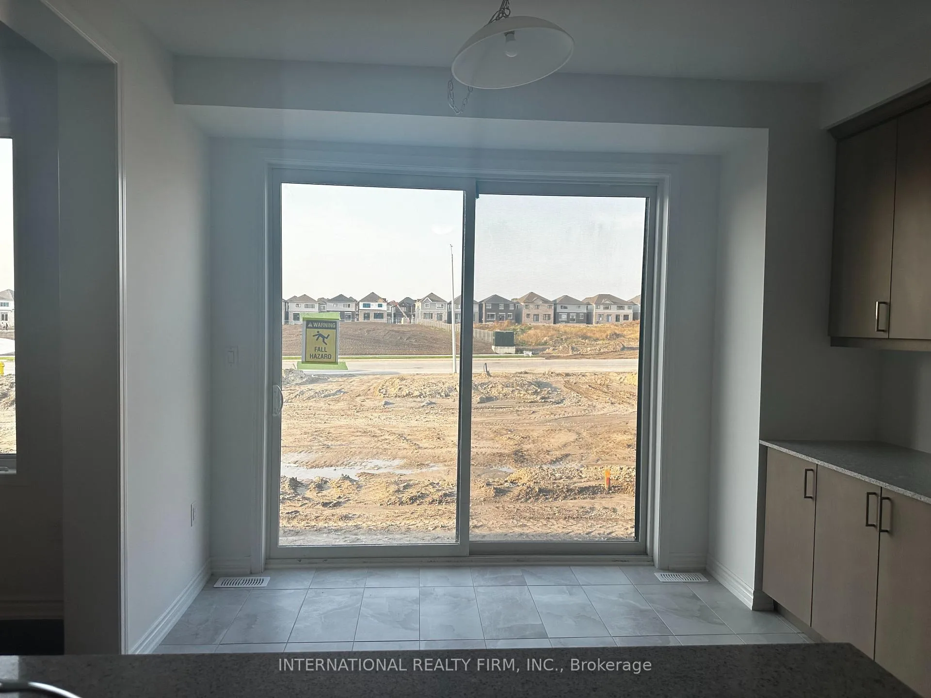 Photo 6 of 12 Mcbride Trail, Barrie, 400 East — HOMEH