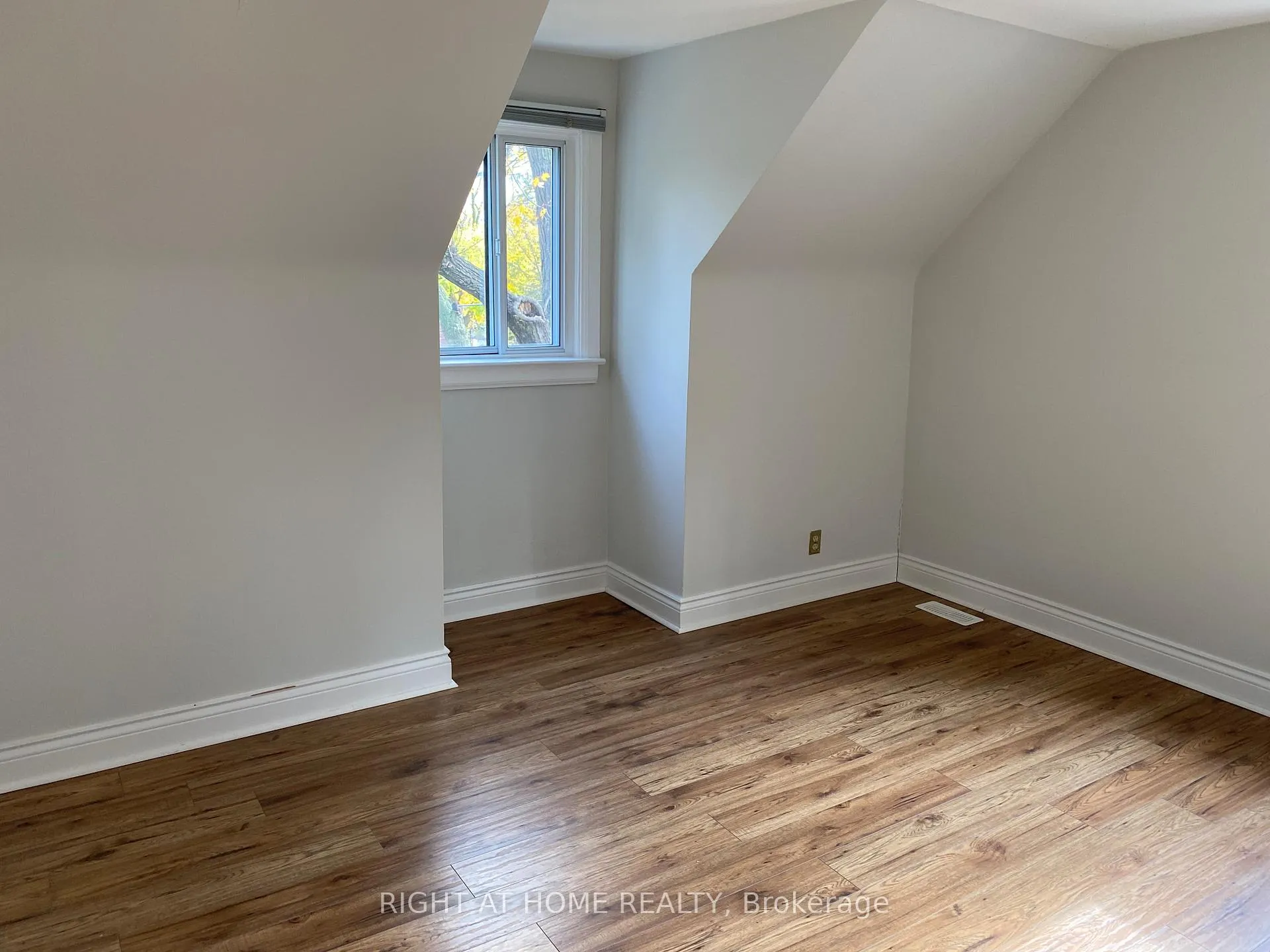 Photo 11 of 112 Baker Avenue, Richmond Hill, Crosby — HOMEH