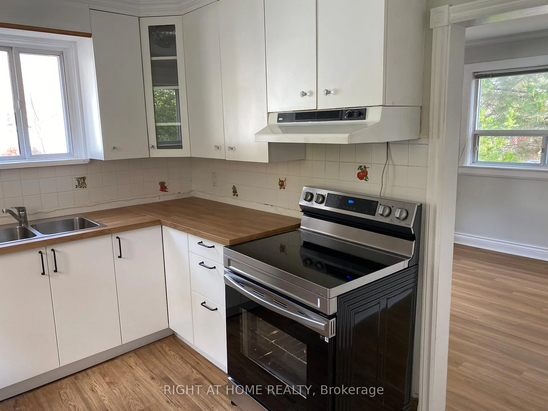 Photo 15 of 112 Baker Avenue, Richmond Hill, Crosby — HOMEH