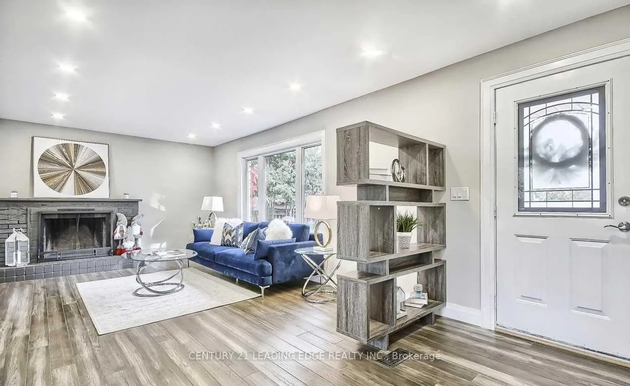 Photo 2 of 8 Captain Rolph Boulevard, Markham, Markham Village — HOMEH