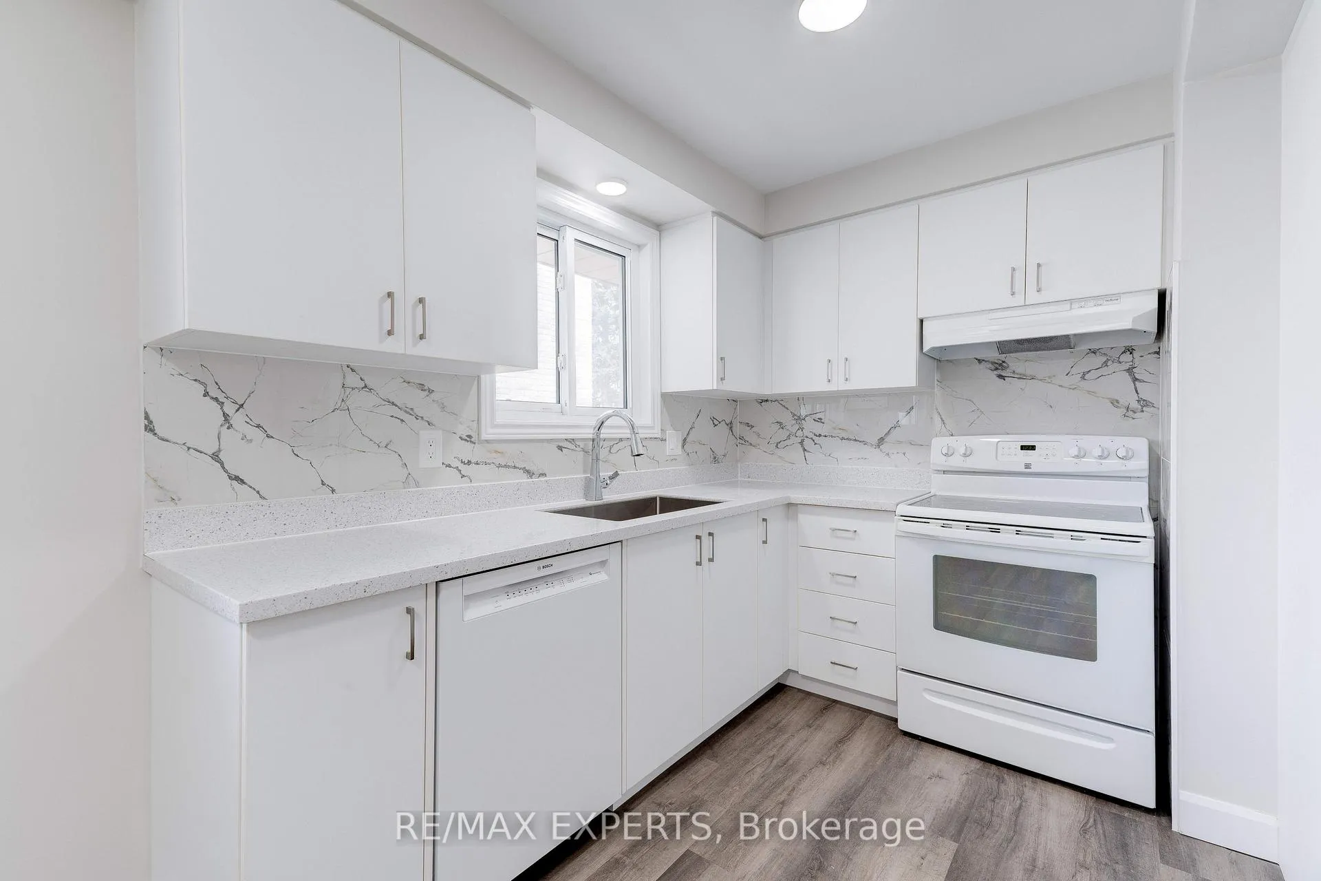 Photo 10 of 78 Atwater Crescent, Hamilton, Rolston — HOMEH