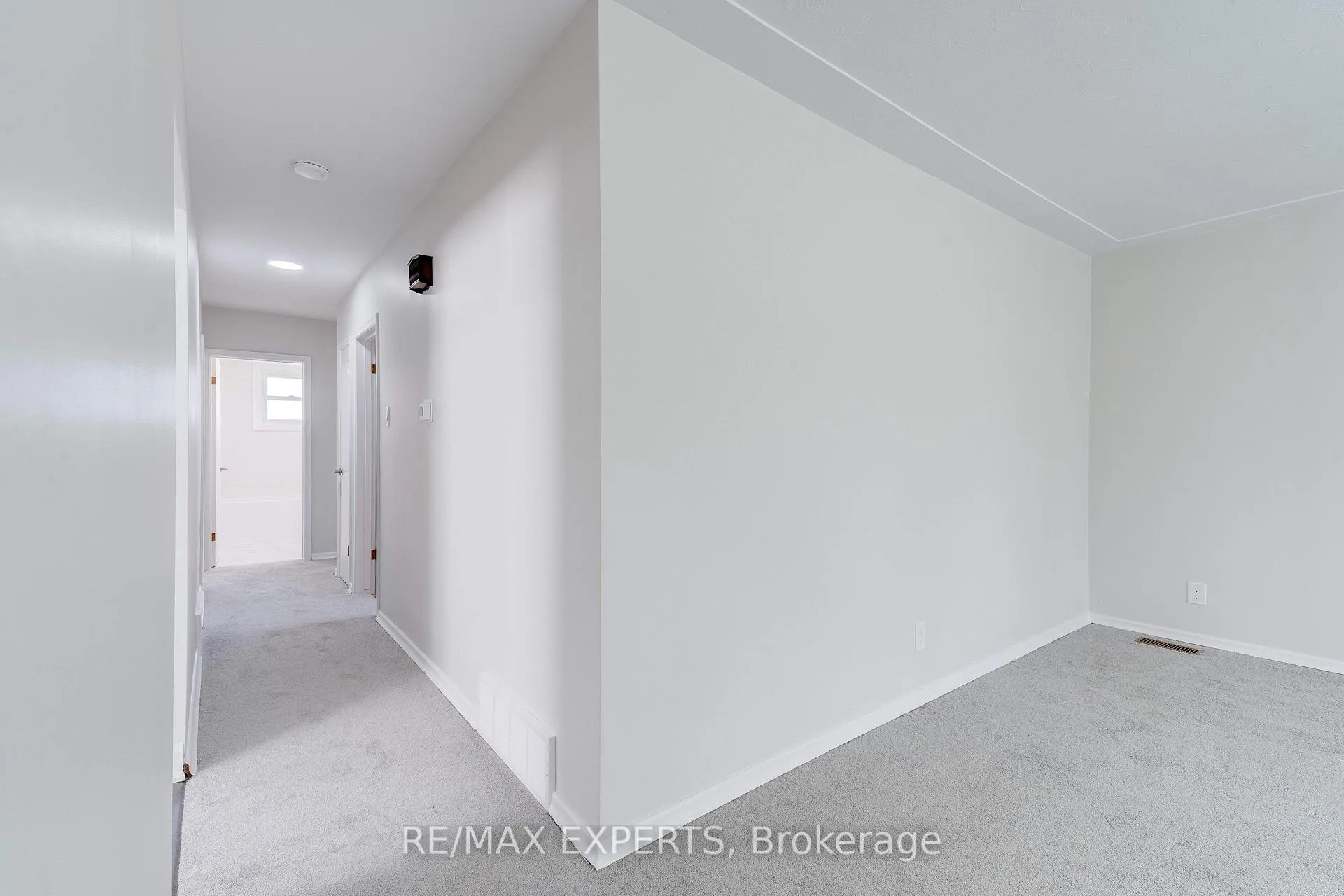 Photo 17 of 78 Atwater Crescent, Hamilton, Rolston — HOMEH