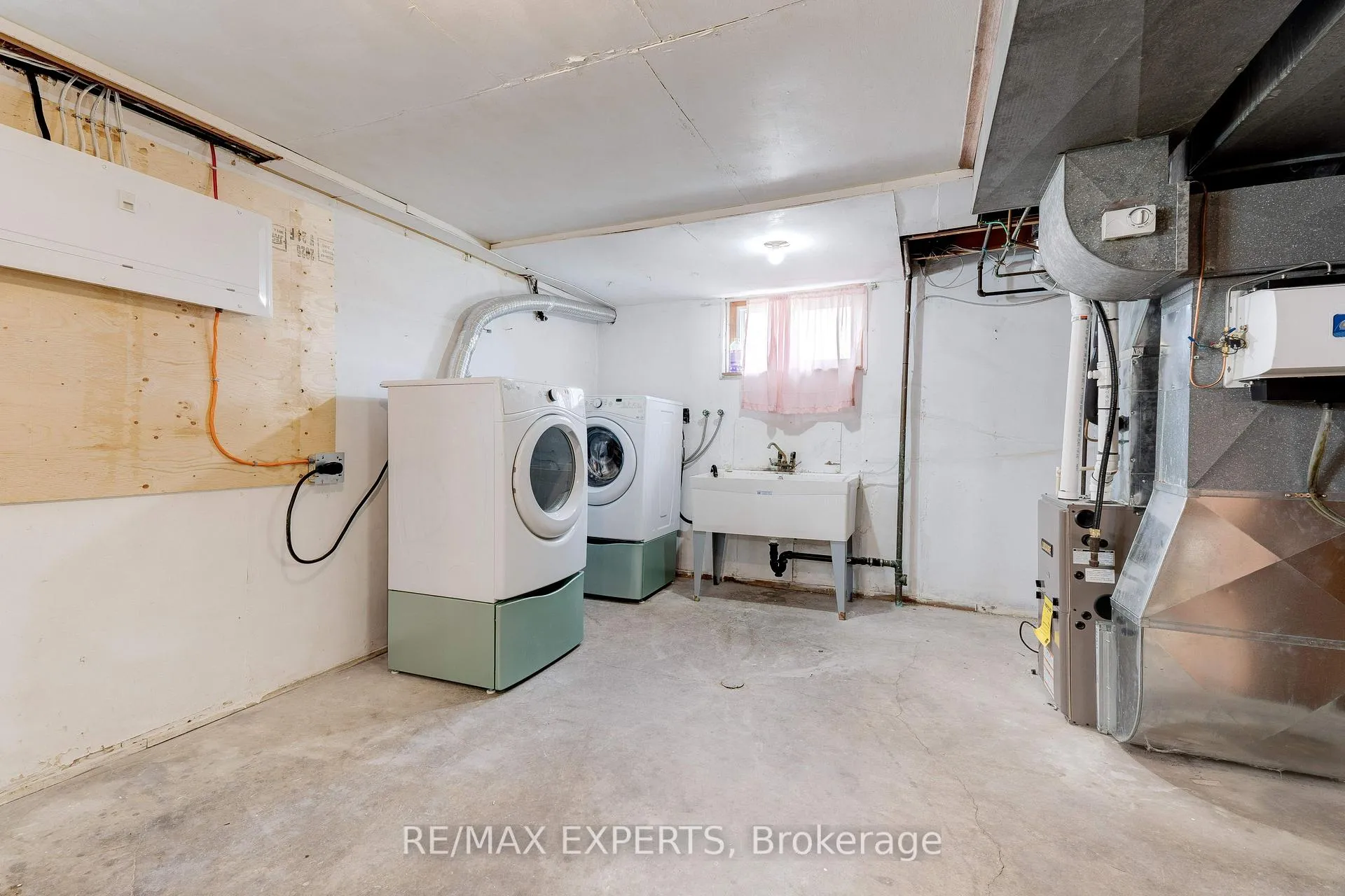 Photo 32 of 78 Atwater Crescent, Hamilton, Rolston — HOMEH