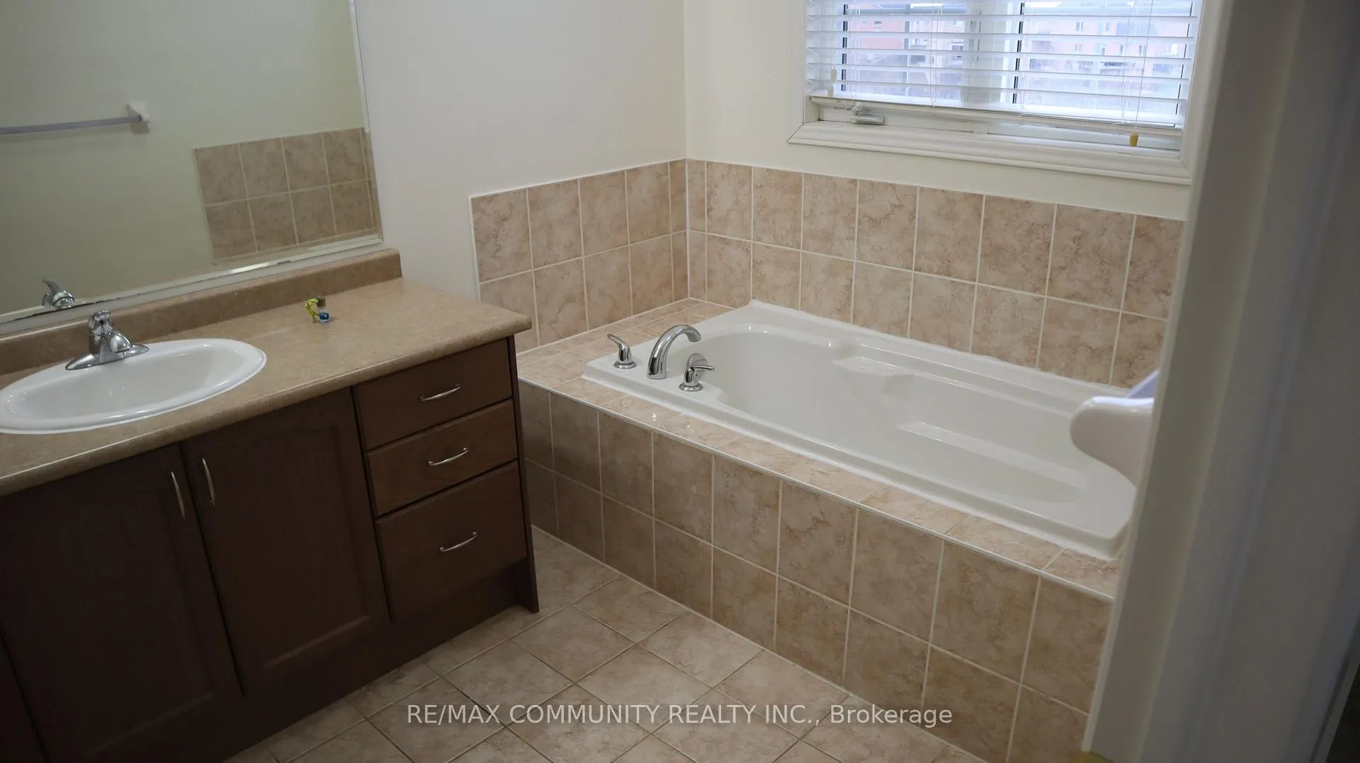Photo 19 of 56 Delport Close, Brampton, Bram East — HOMEH