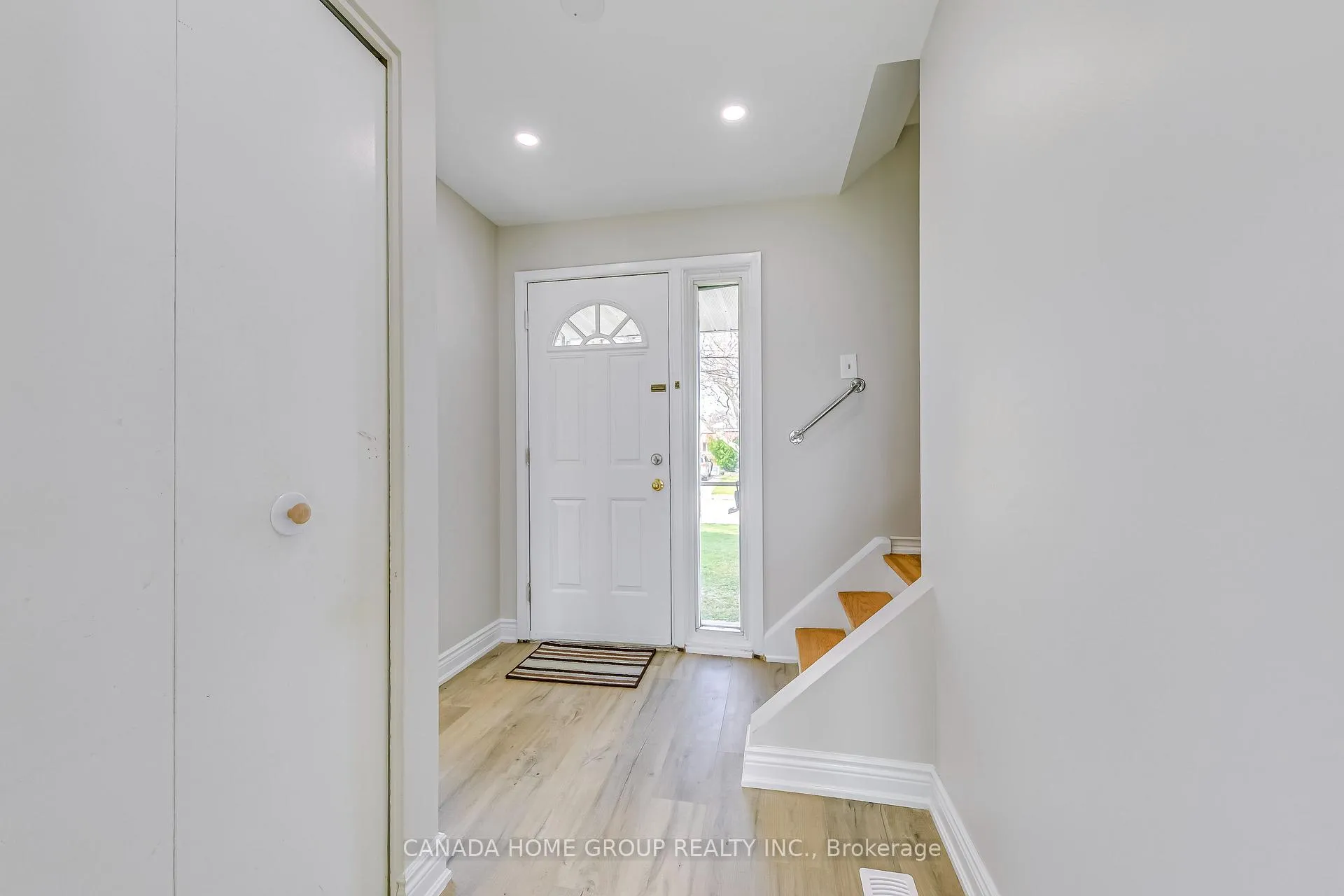 Photo 3 of Unit Upper, 27 Austin Drive, Hamilton, Lawfield — HOMEH