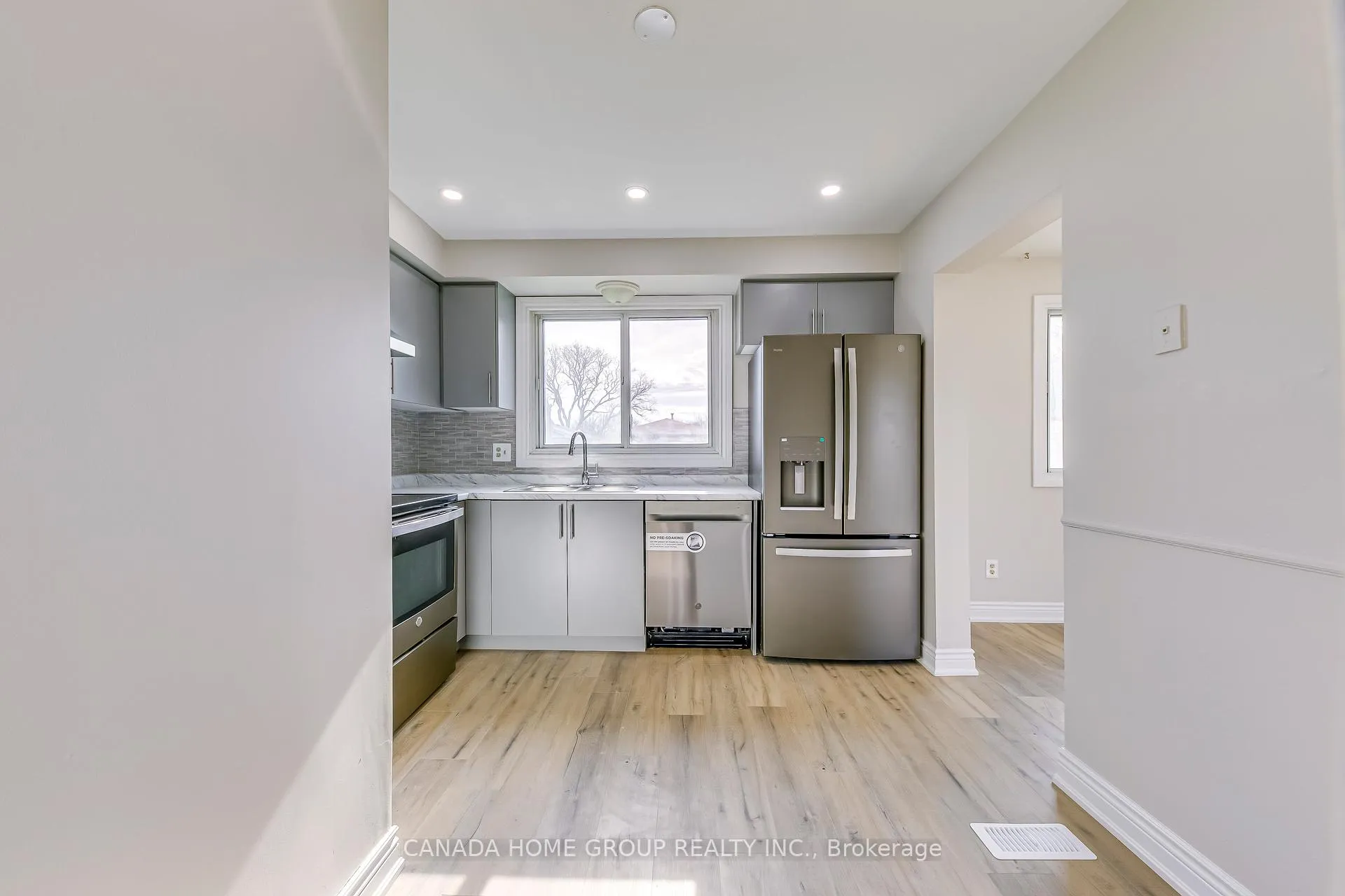 Photo 4 of Unit Upper, 27 Austin Drive, Hamilton, Lawfield — HOMEH