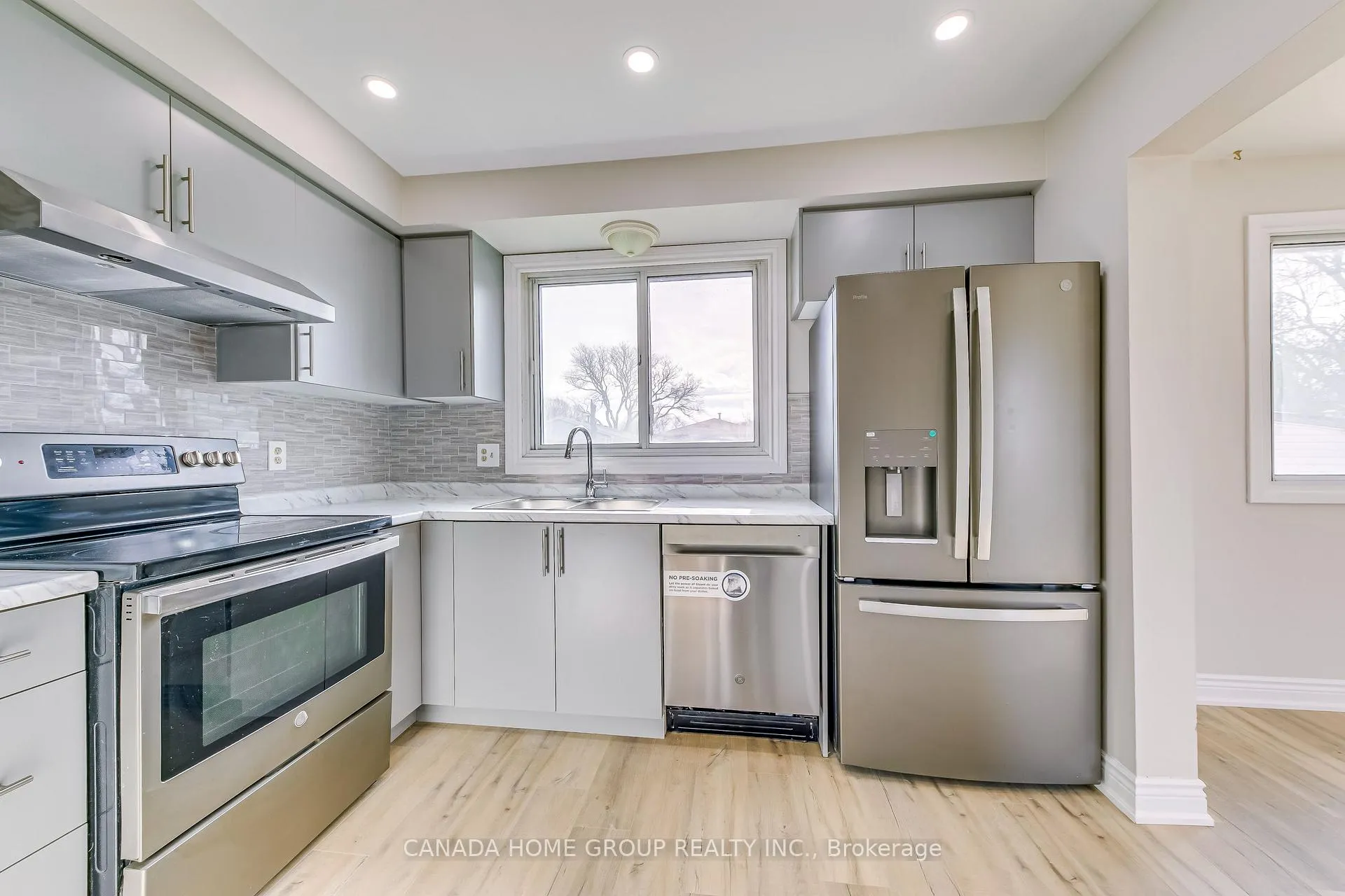 Photo 5 of Unit Upper, 27 Austin Drive, Hamilton, Lawfield — HOMEH