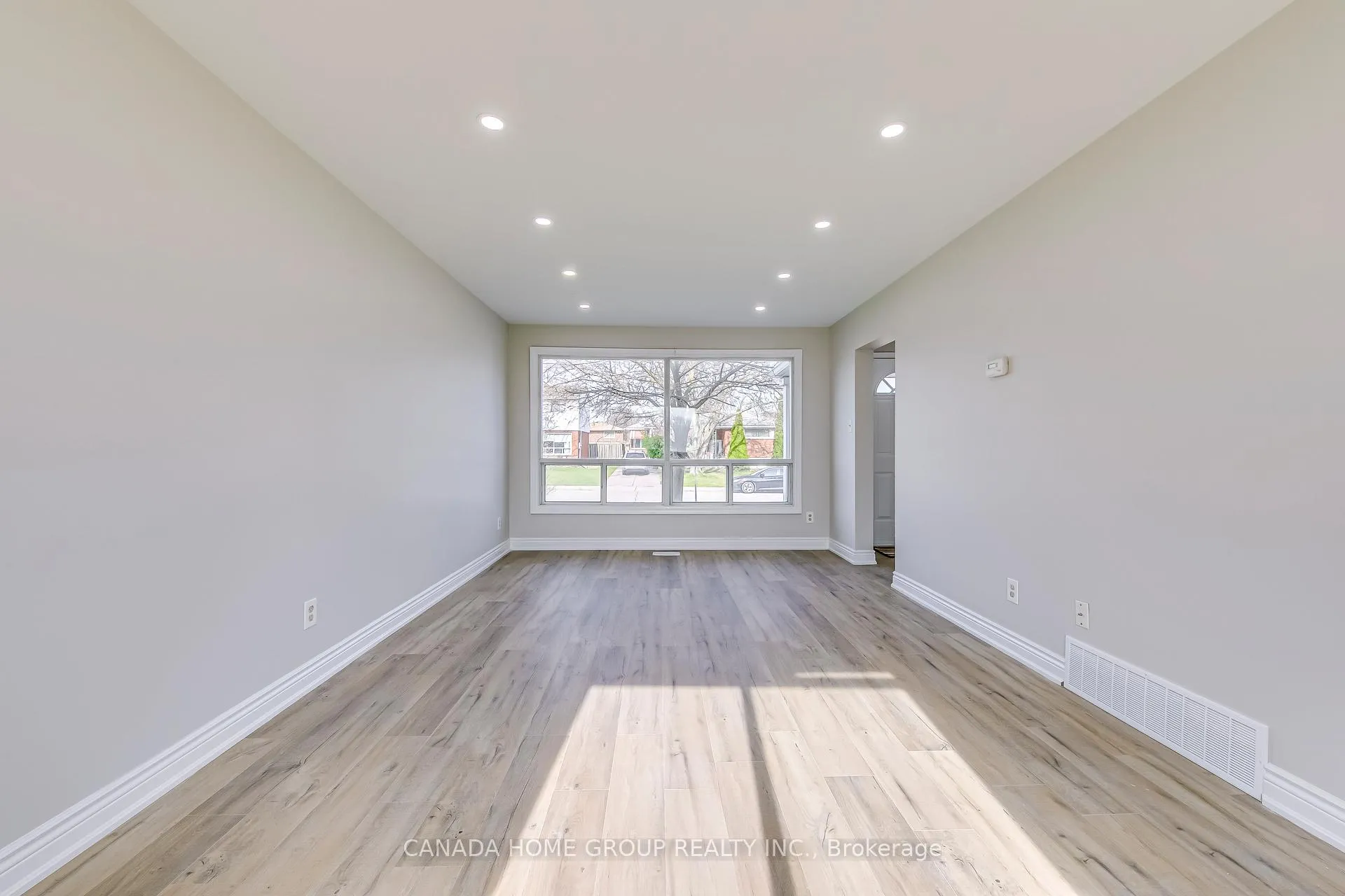 Photo 9 of Unit Upper, 27 Austin Drive, Hamilton, Lawfield — HOMEH