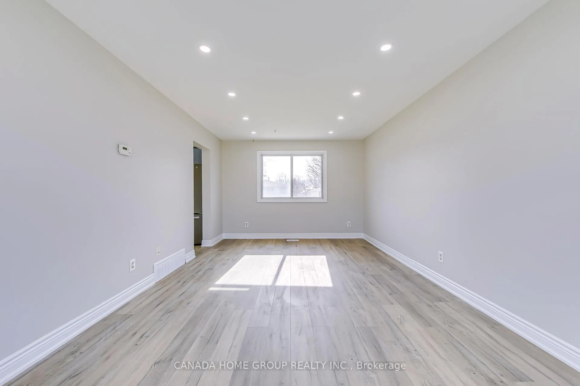 Photo 10 of Unit Upper, 27 Austin Drive, Hamilton, Lawfield — HOMEH