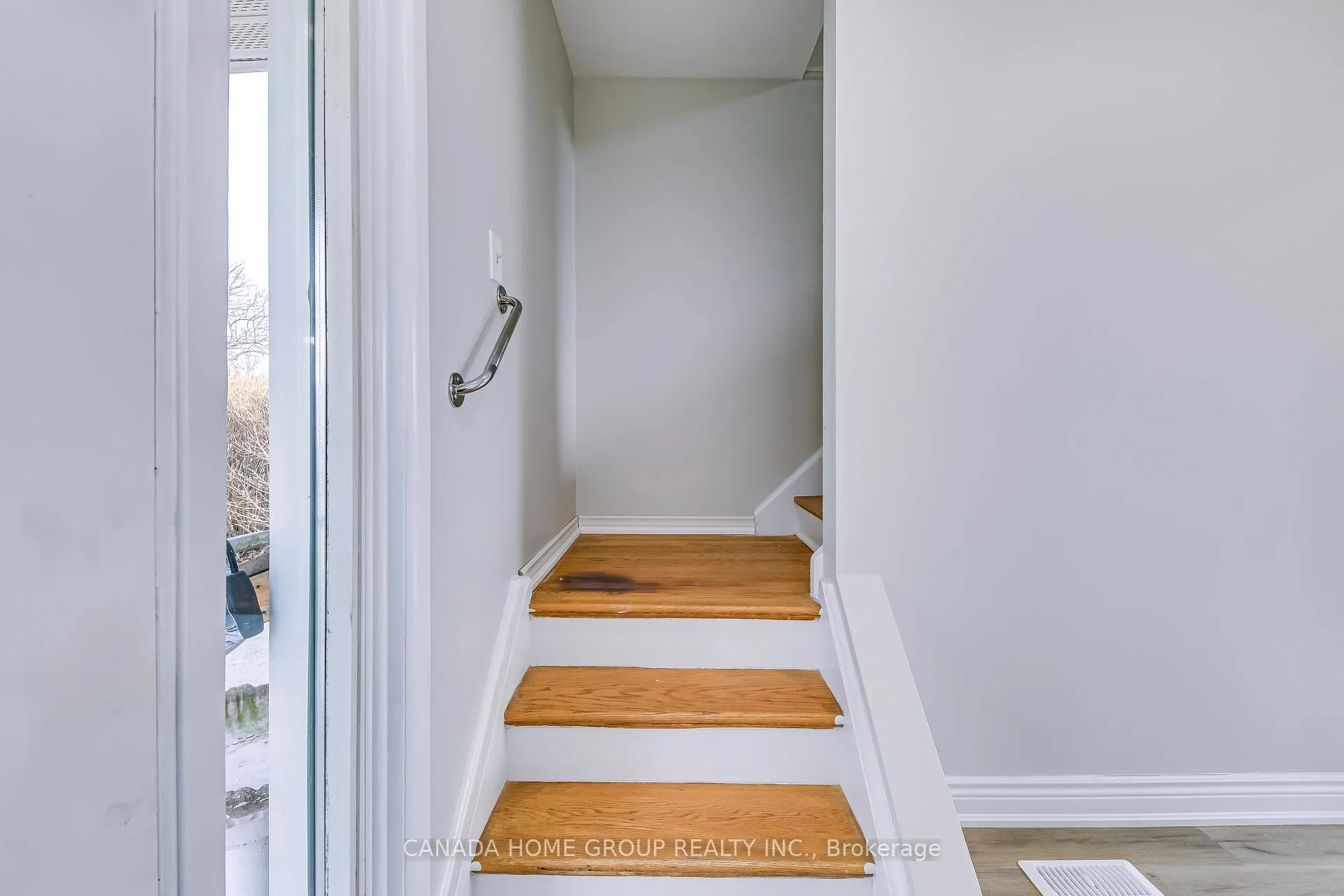 Photo 11 of Unit Upper, 27 Austin Drive, Hamilton, Lawfield — HOMEH