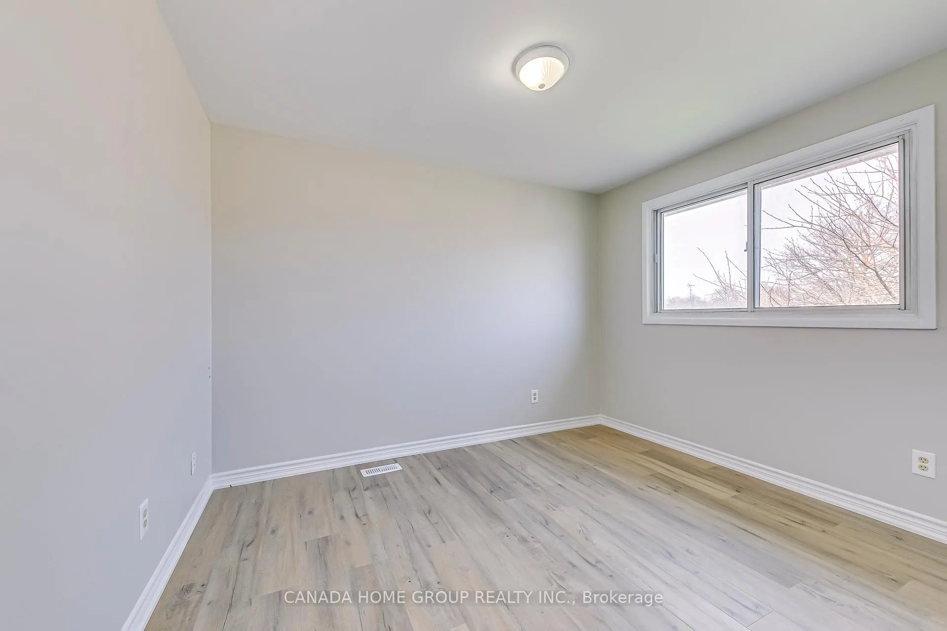 Photo 13 of Unit Upper, 27 Austin Drive, Hamilton, Lawfield — HOMEH